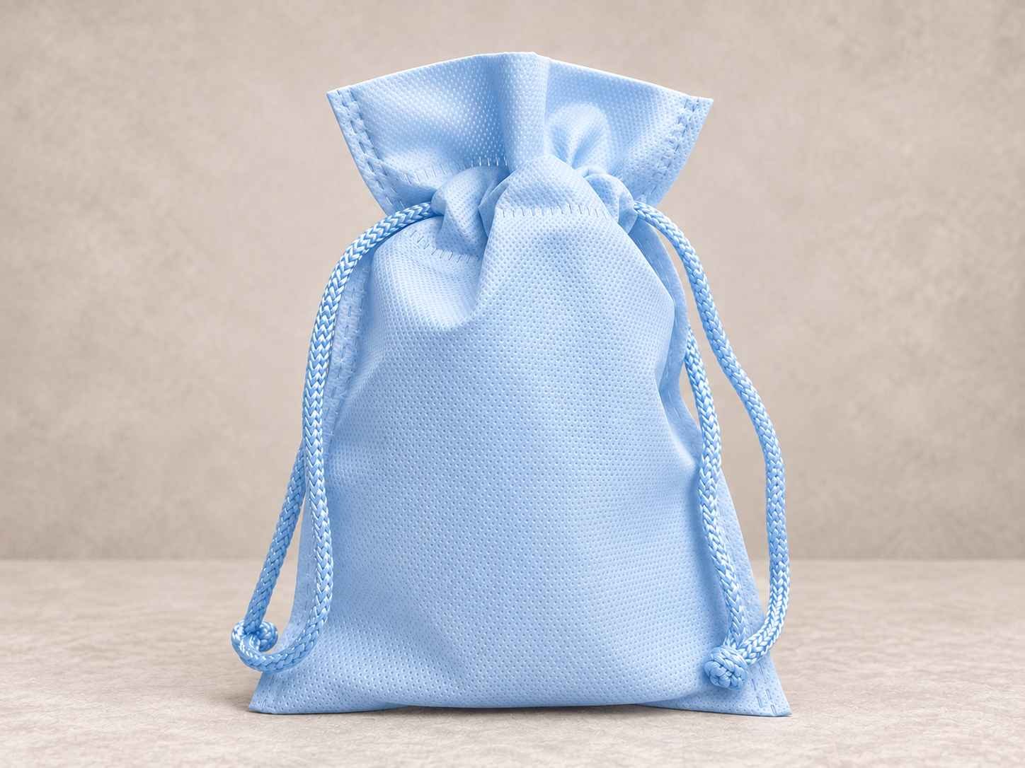 	
Bolsa de cambrel reutilizable caramelo con cordón color azul bebé sobre un fondo neutro.