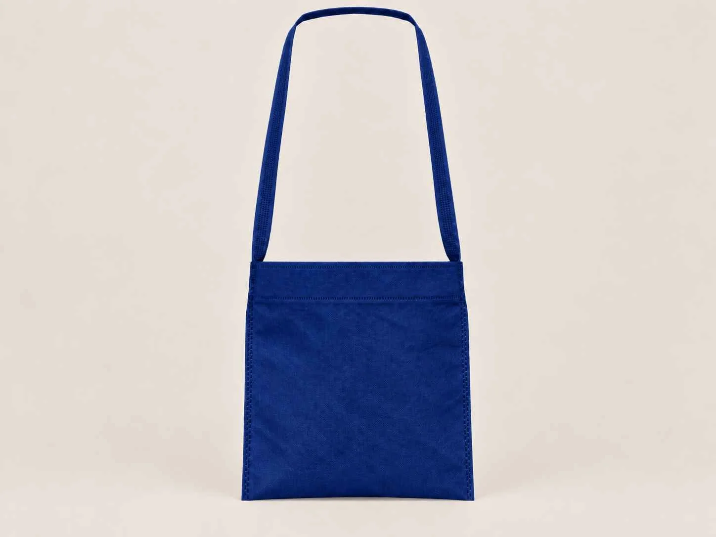 Bolsa de cambrel reutilizable manos libre color azul sobre un fondo neutro. 