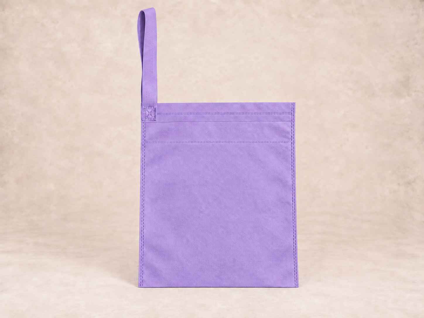  bolsa de cambrel reutilizable carro morada de pie vertical sobre una superficie neutra contra un fondo neutro.