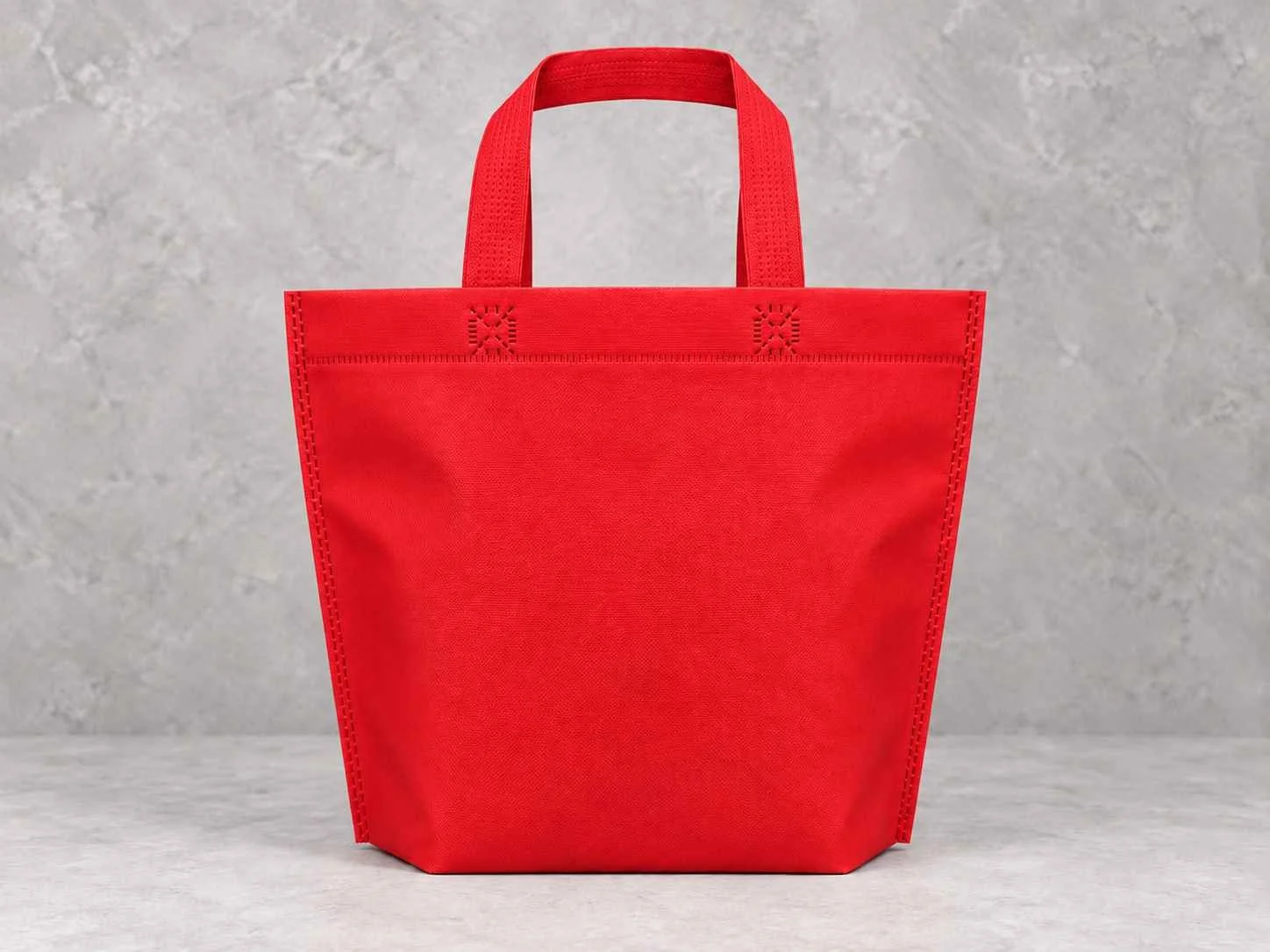 	
Bolsa de cambrel reutilizables manija plana con fuelle abajo color roja sobre un fondo neutro.