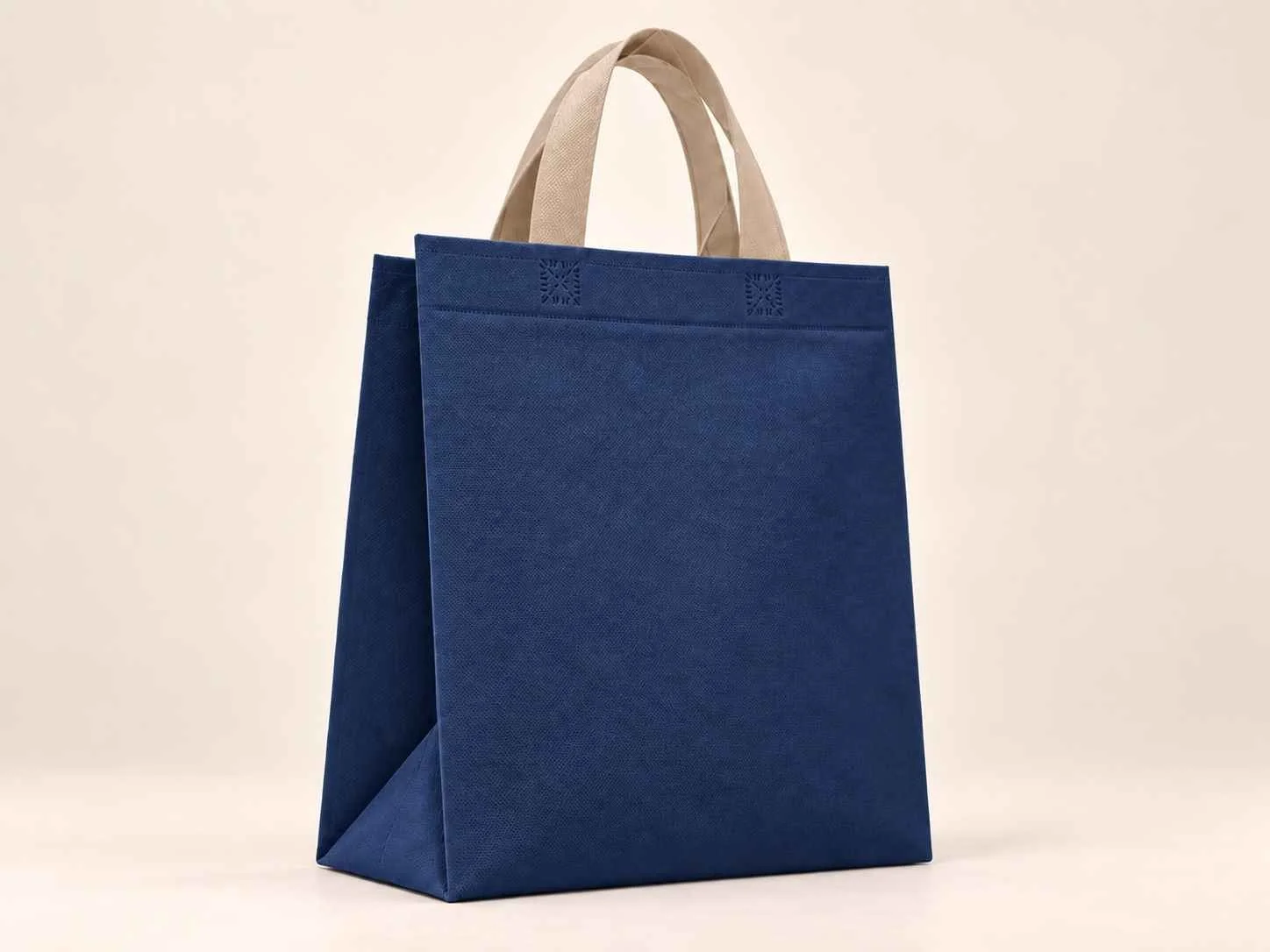 Bolsa 3 fuelles de cambrel reutilizable color azul oscuro con manijas beige sobre un fondo neutro.