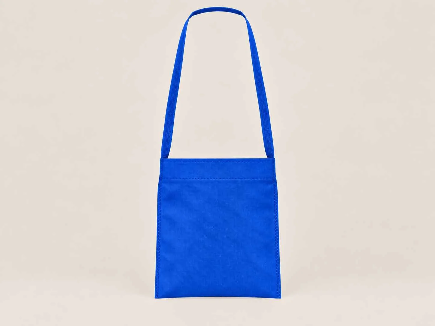 Bolsa de cambrel reutilizable manos libre color azul rey sobre un fondo neutro. 