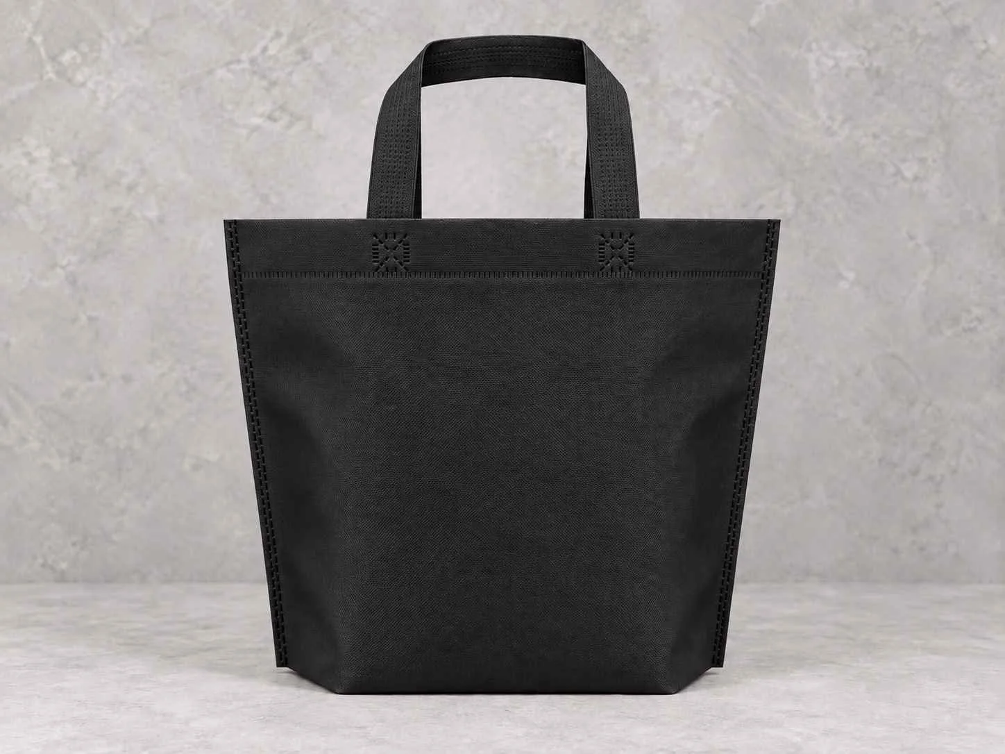 	
Bolsa de cambrel reutilizables manija plana con fuelle abajo color negra sobre un fondo neutro.