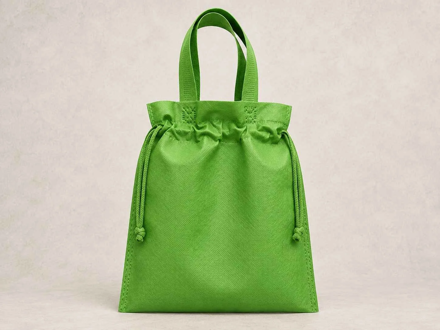  bolsa de cambrel reutilizable plana fusión verde manzana de pie vertical sobre una superficie neutra contra un fondo neutro.