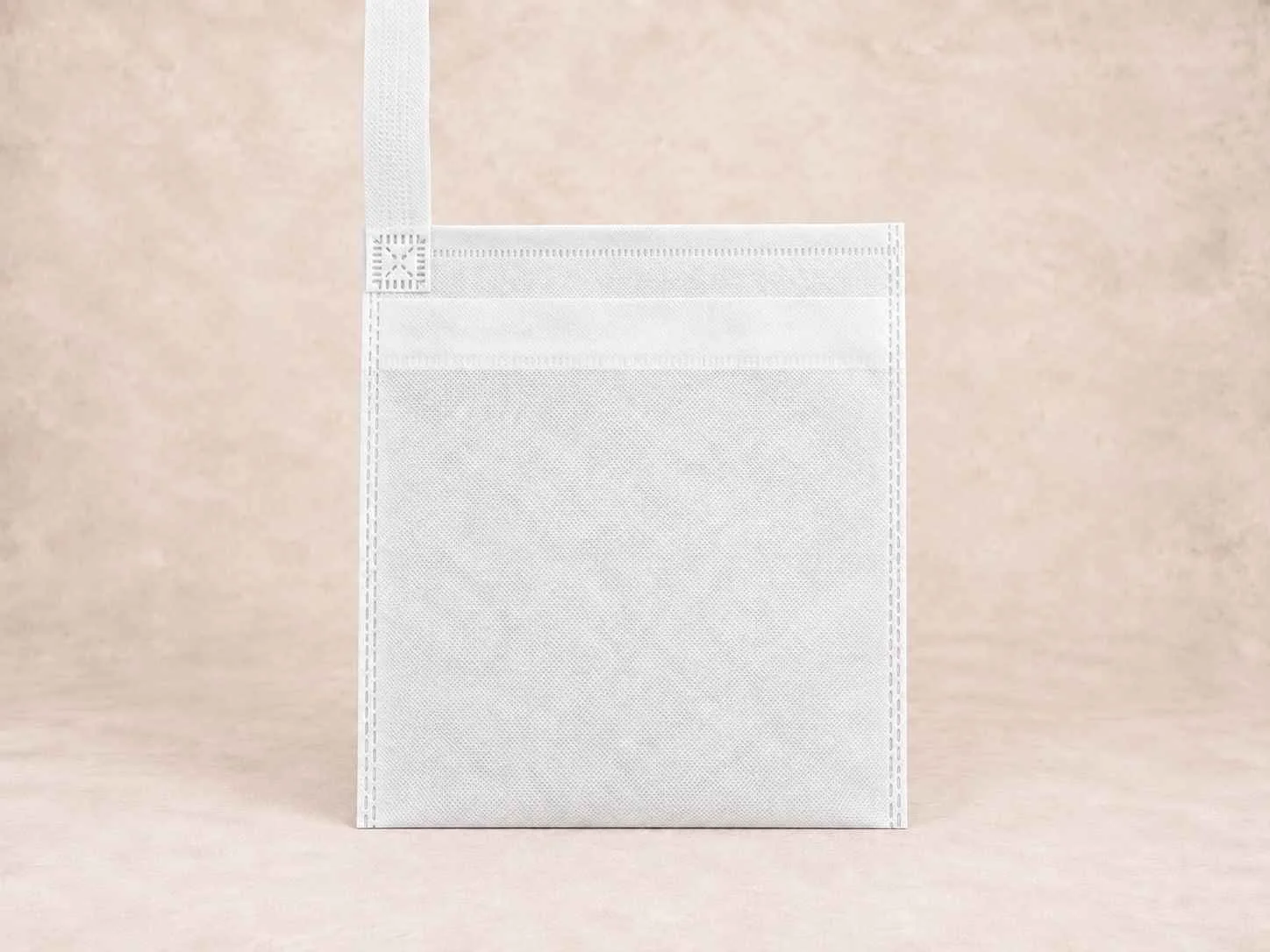  bolsa de cambrel reutilizable carro color blanco de pie vertical sobre una superficie neutra contra un fondo neutro