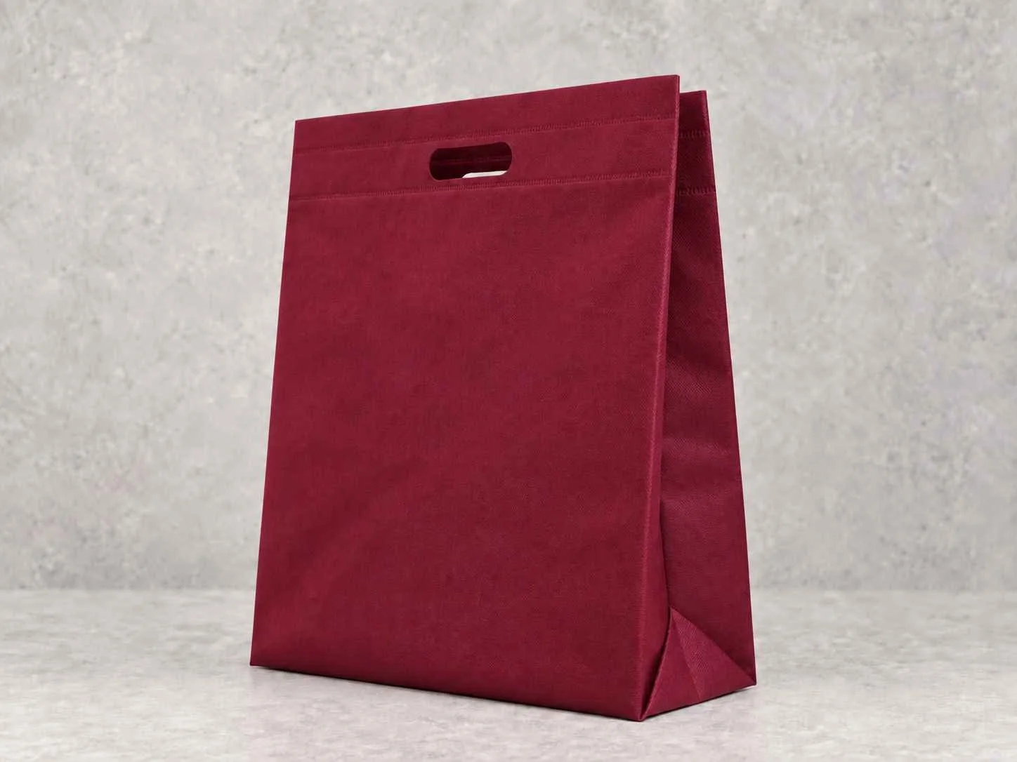 Bolsa en cambre con troquel 3 fuelles. Color vinotinto.