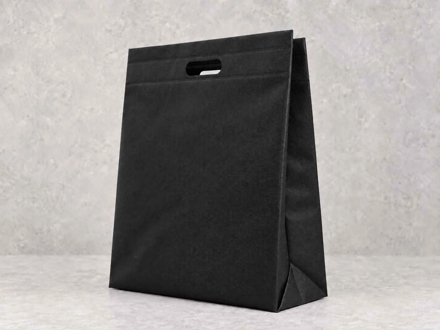 Bolsa en cambre con troquel 3 fuelles. Color negra.