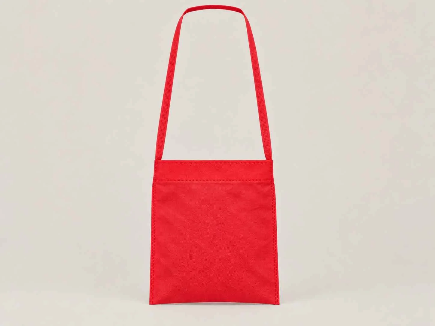 Bolsa de cambrel reutilizable manos libre color rojo sobre un fondo neutro. 