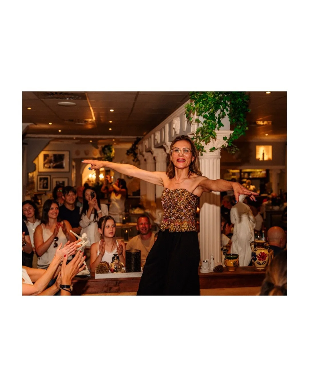 Wir schulden euch noch ein paar Eindr&uuml;cke von unserem Griechischen Abend am 20. Juni! 

Was f&uuml;r ein Abend &ndash; es wurde gegessen, getrunken, gelacht und sogar auf den Tischen getanzt! 💃
Wie immer war es einfach wundersch&ouml;n mit euch