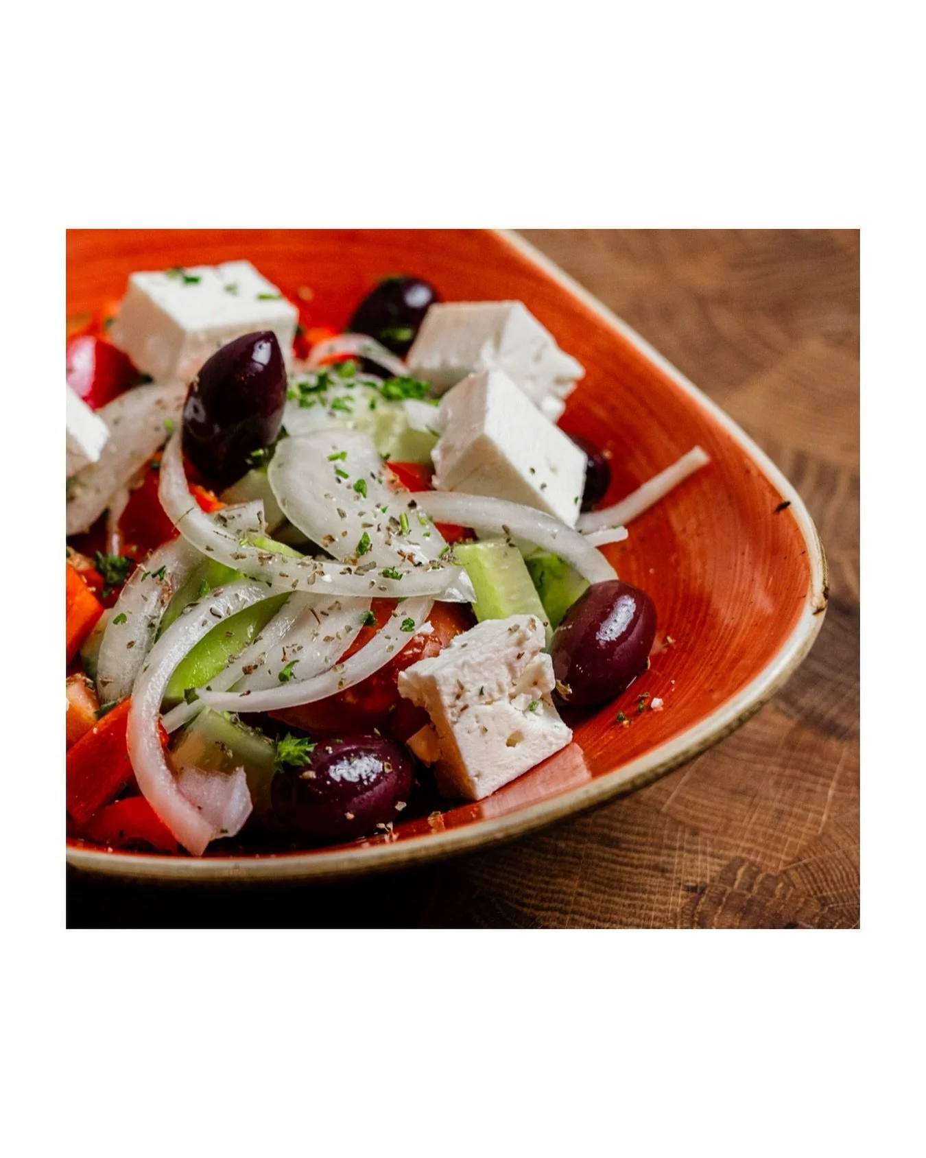 Choriatiki - ist ein Muss auf jeden Tisch in Griechenland. Frisch, gek&uuml;hltes Gem&uuml;se, leckerer Feta und die besten Kalamata Oliven. Wunderbar bei diesen Temperaturen oder? 

Foto: @lichtschattenliebe_fotografie 
Restaurant Rhodos 
Ernst-Ludw