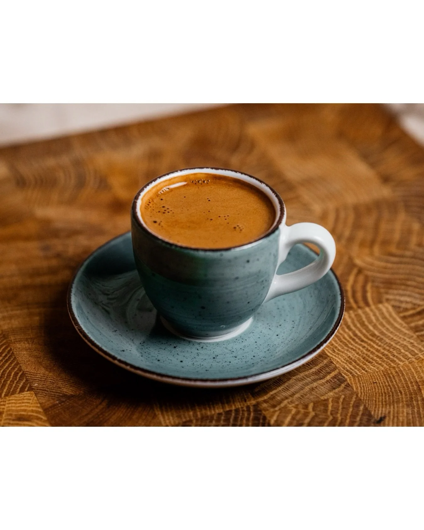 Guten Morgen - &Kappa;&alpha;&lambda;&eta;&mu;έ&rho;&alpha;!
Wir starten in den Tag mit einem griechischen Mokka &ndash; kr&auml;ftig, aromatisch und traditionell im Briki zubereitet.

Schon mal probiert? Der feine Kaffeesatz bleibt in der Tasse &nda