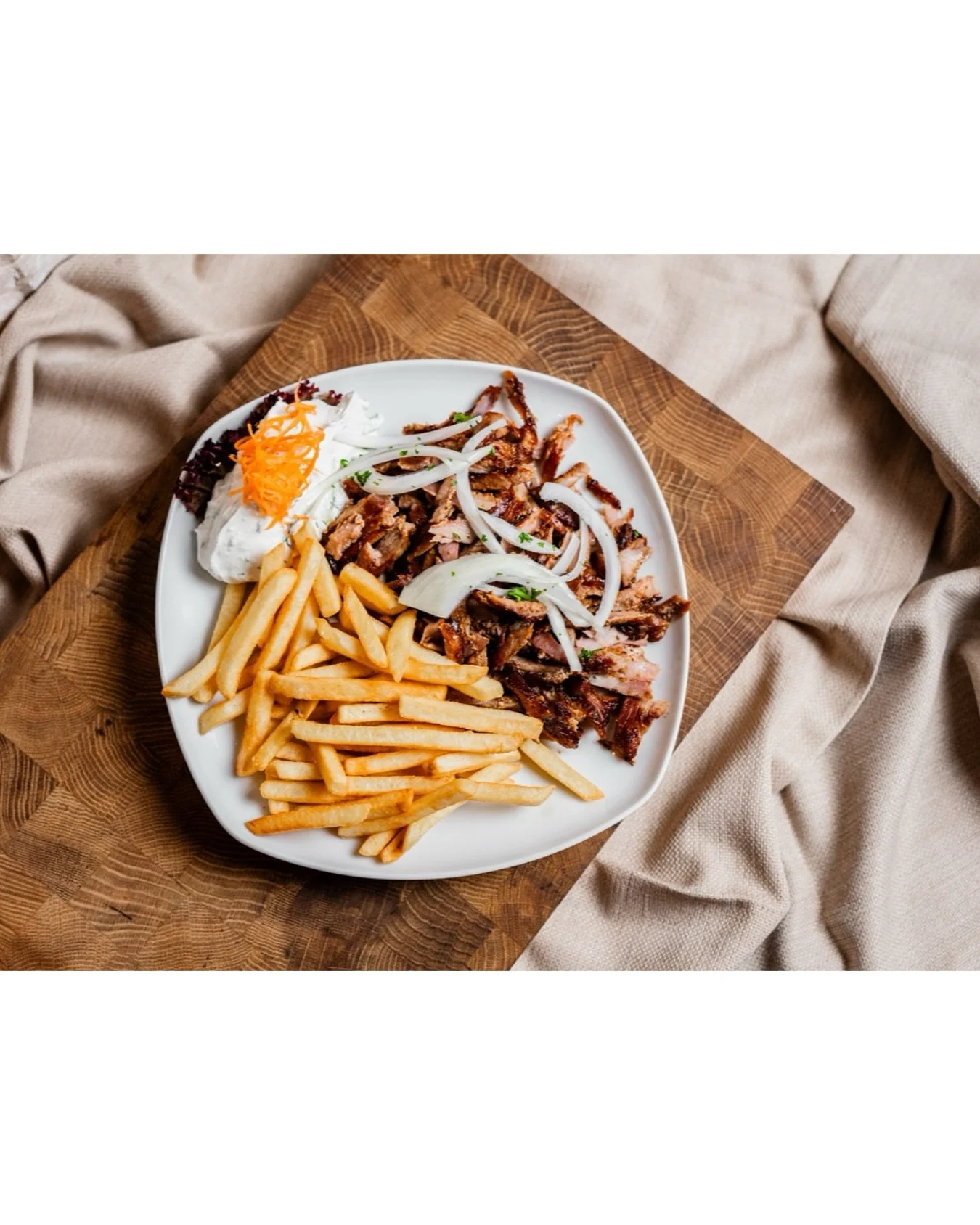 Wusstet ihr, was &ldquo;Gyros&rdquo; eigentlich bedeutet? 

Der Name &bdquo;Gyros&ldquo; stammt aus dem Griechischen und bedeutet &bdquo;Drehung&ldquo; oder &bdquo;Kreis&ldquo; &ndash; und genau so wird unser saftiges Fleisch auf dem Drehspie&szlig; 