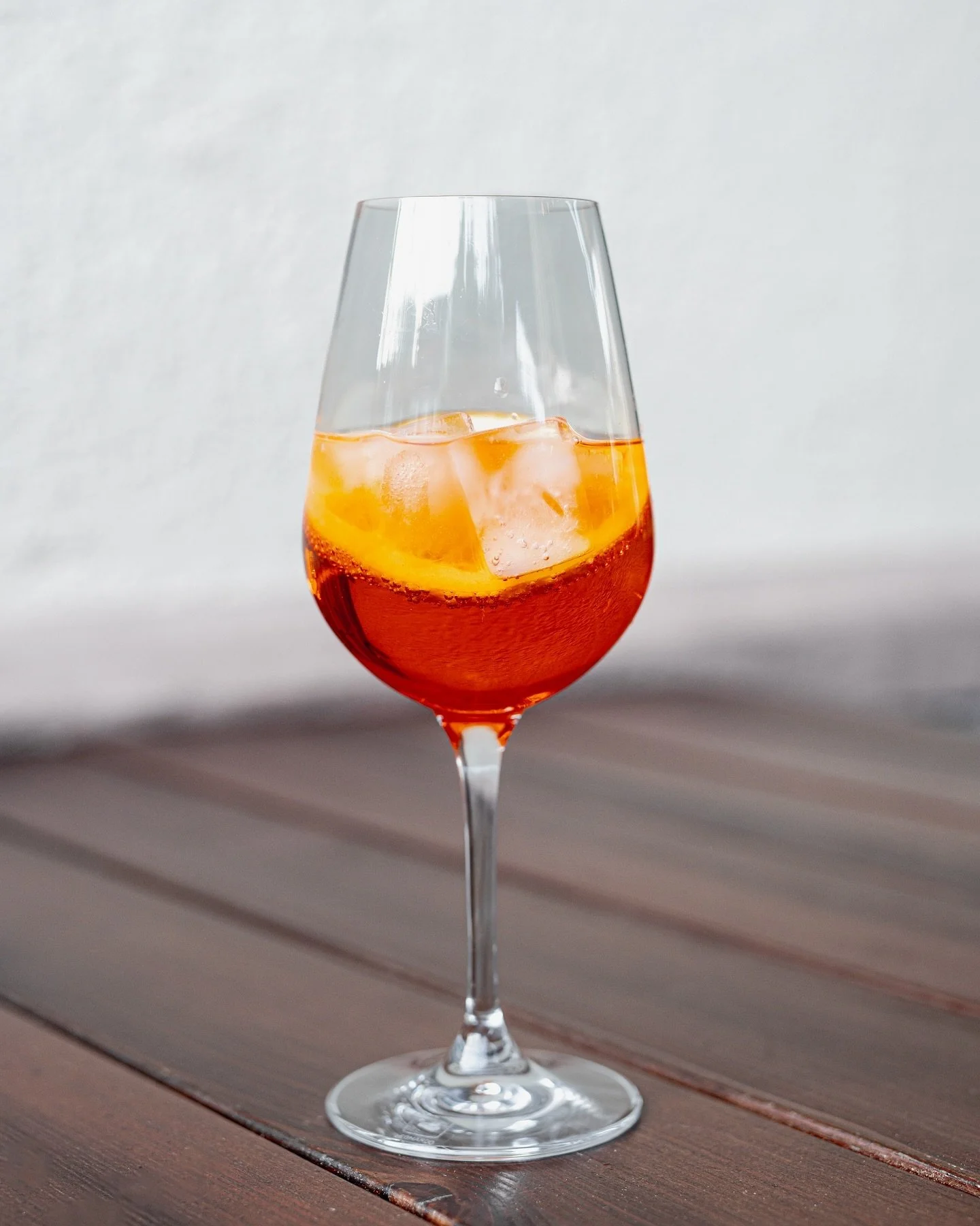 Lecker, dieser fruchtige Aperol-Spritz! 🍊🍹🧡 
Was ist denn euer Lieblingsgetr&auml;nk ? 

Habt einen sch&ouml;nen Start ins Wochenende! 

Foto: @lichtschattenliebe_fotografie
