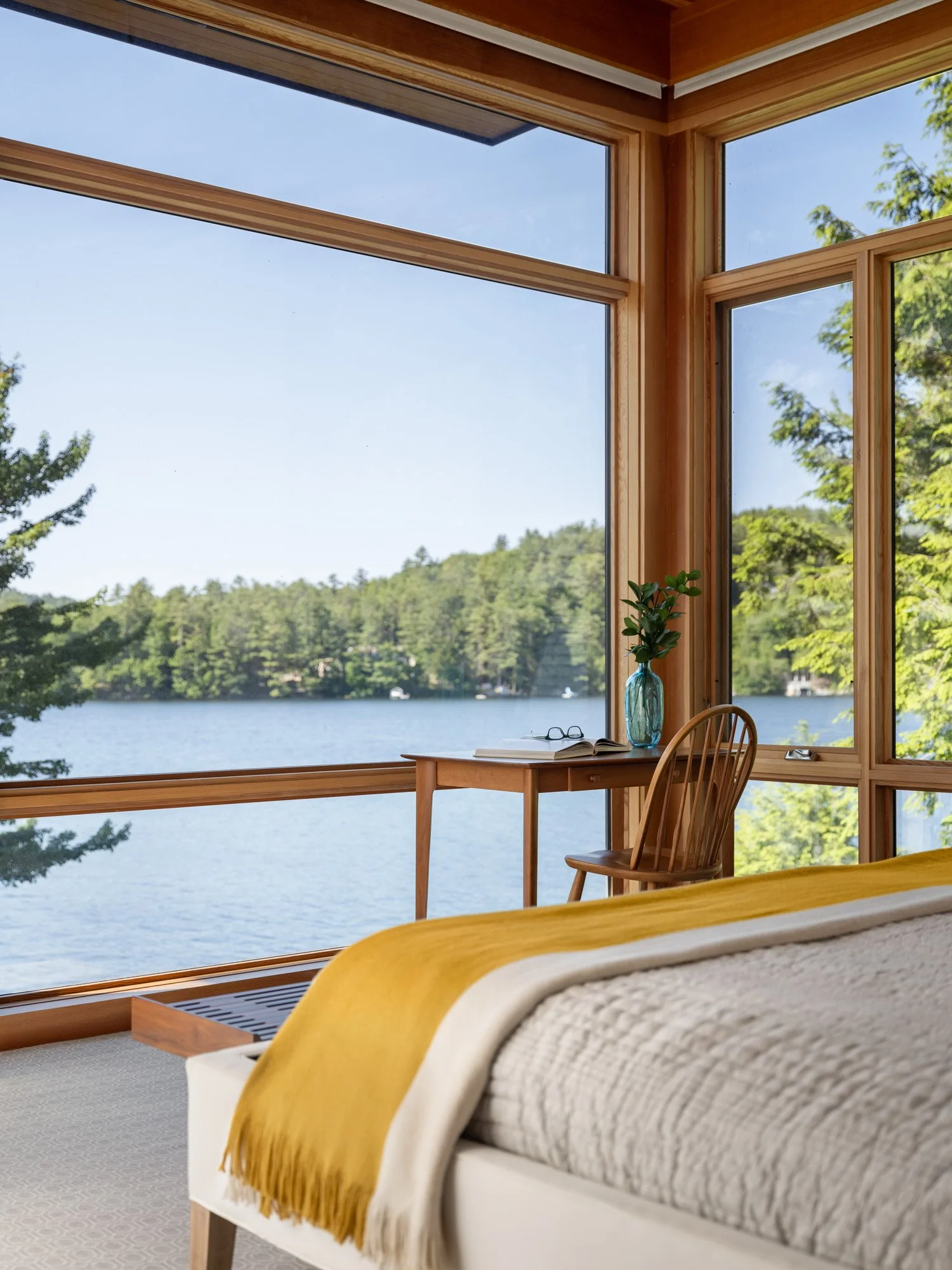 A last look at summer from Clearwater Harbor House. The floorplan echelons to give each bedroom a corner view of the incredible landscape.

Photography: @trentbellphotography
Builder: #northbranchconstruction