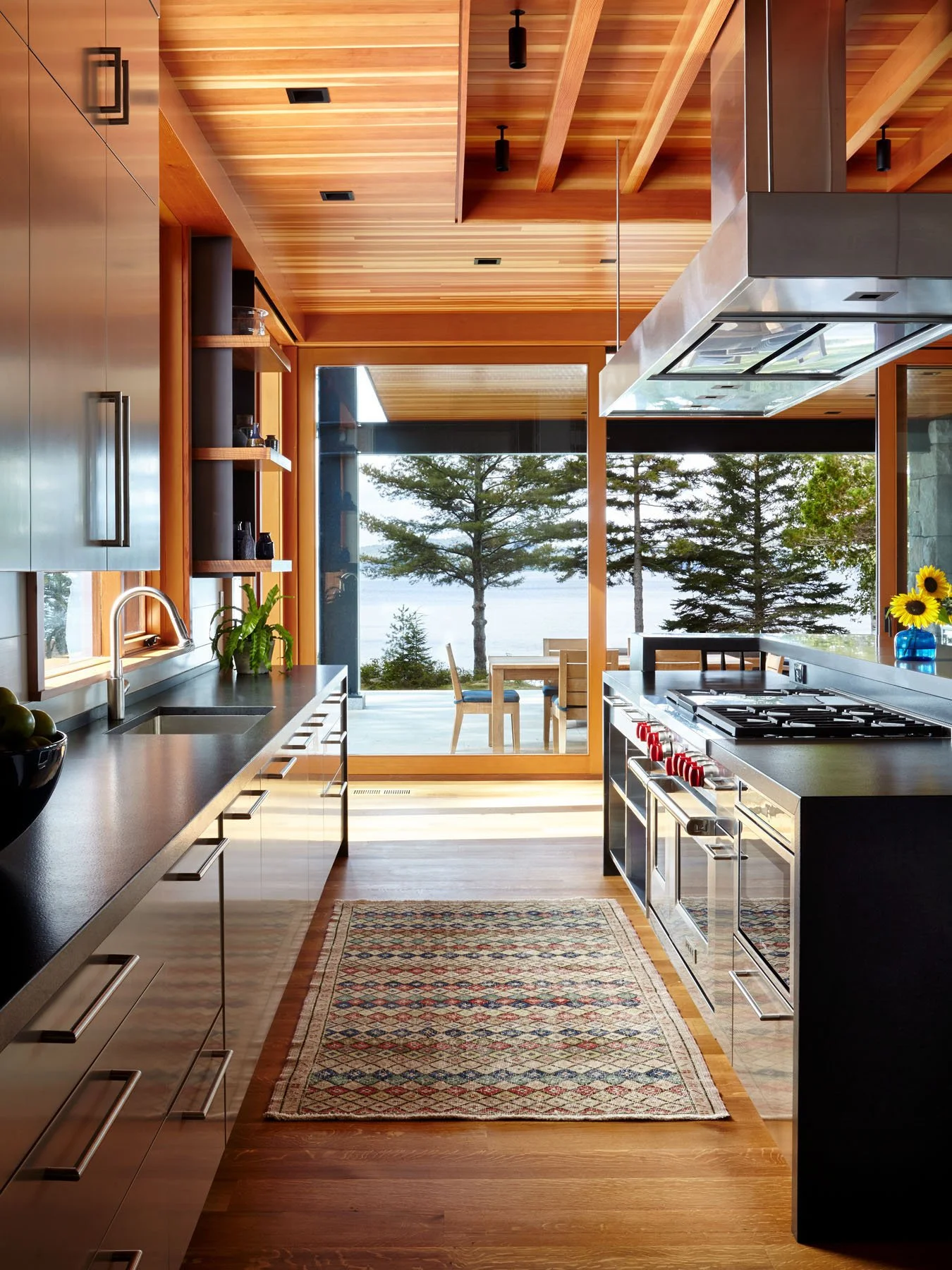 Warm, cool, cozy, airy. The Lake Point House kitchen elevates the everyday. 

Photography: @joshuamchughphotography
General Contractor: C.W. Ostrum Builders
Interior Design: @heatherwellsinc_