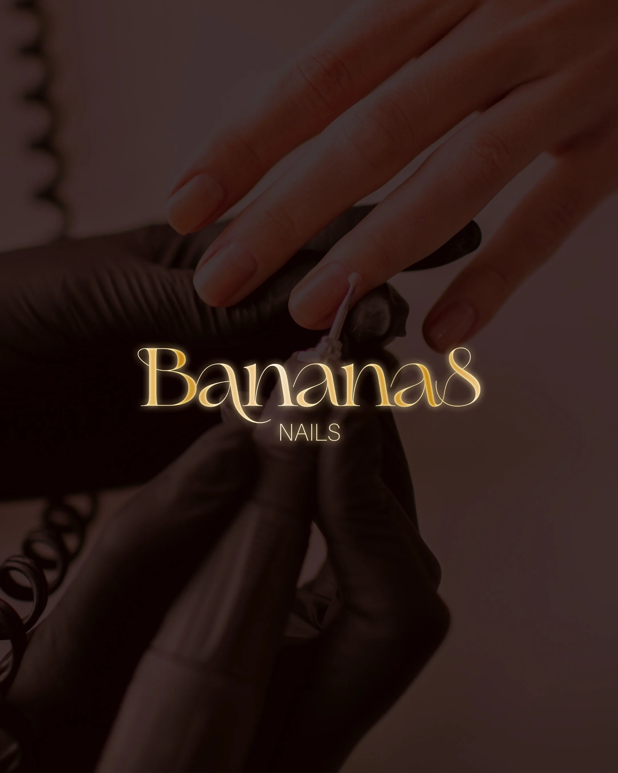 ce projet m&rsquo;a donn&eacute; la banane ! @bananas_nails_ 

Anais pratique en tant que proth&eacute;siste angulaire depuis plus d&rsquo;un an, et souhaite professionnaliser son image : passer d&rsquo;un logo maison &agrave; une vraie identit&eacut