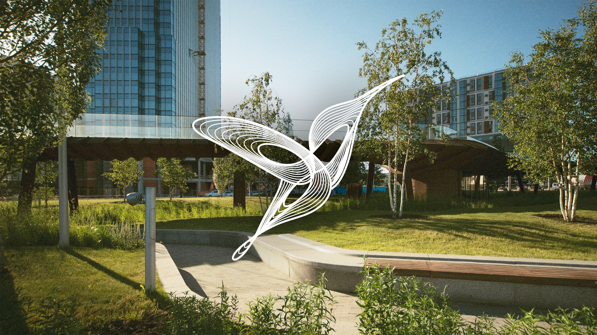 Un parc urbain avec des arbres, un pavé, et un bâtiment moderne en arrière-plan. Une illustration en lignes blanches d'un papillon stylisé superpose la scène.