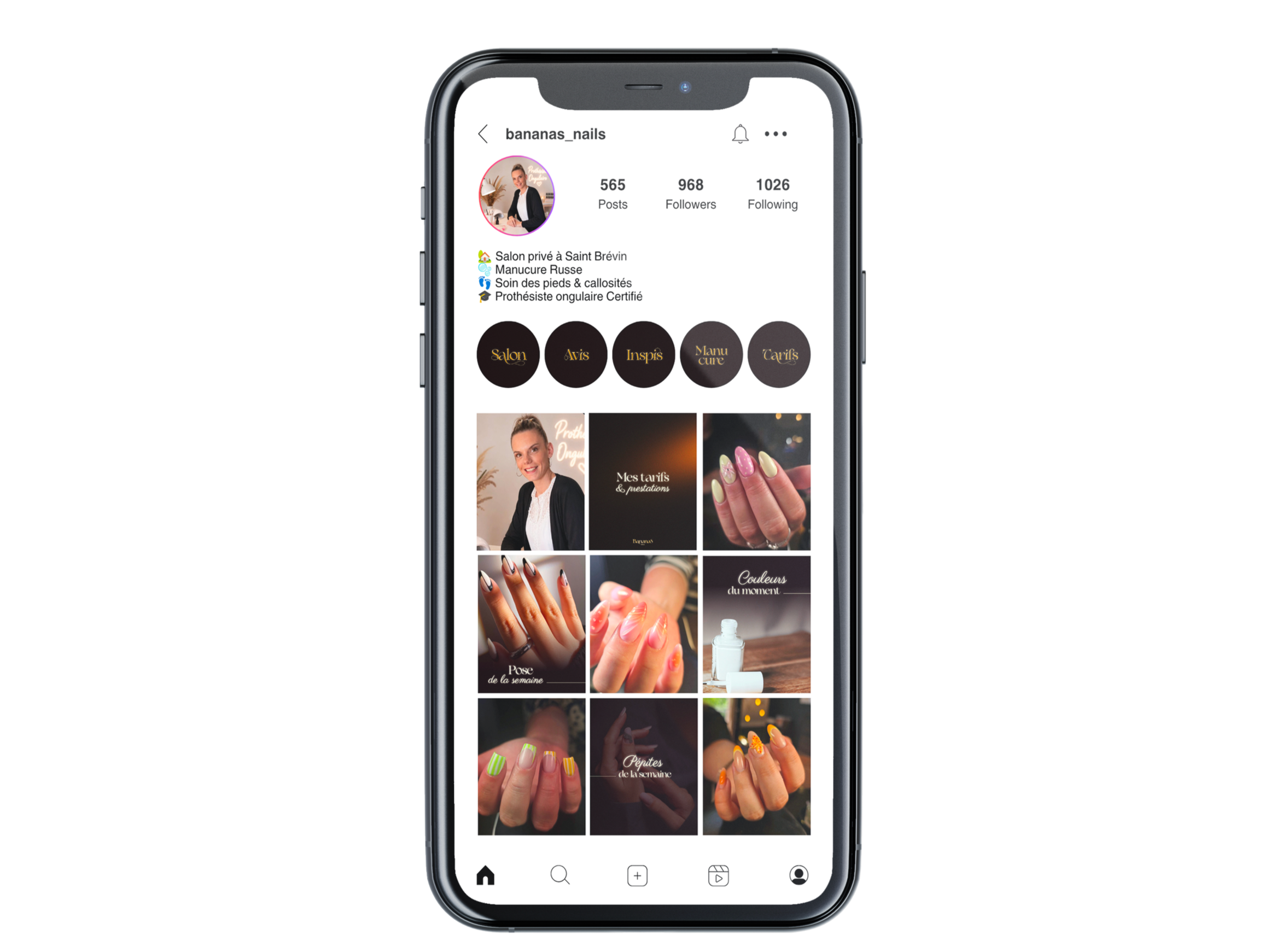 Capture d'écran montrant un profil Instagram d'une personne nommée 'bananas_nails' avec une photo de profil d'une femme souriante, et des publications liées à la manucure, les soins des pieds, et la beauté des ongles.