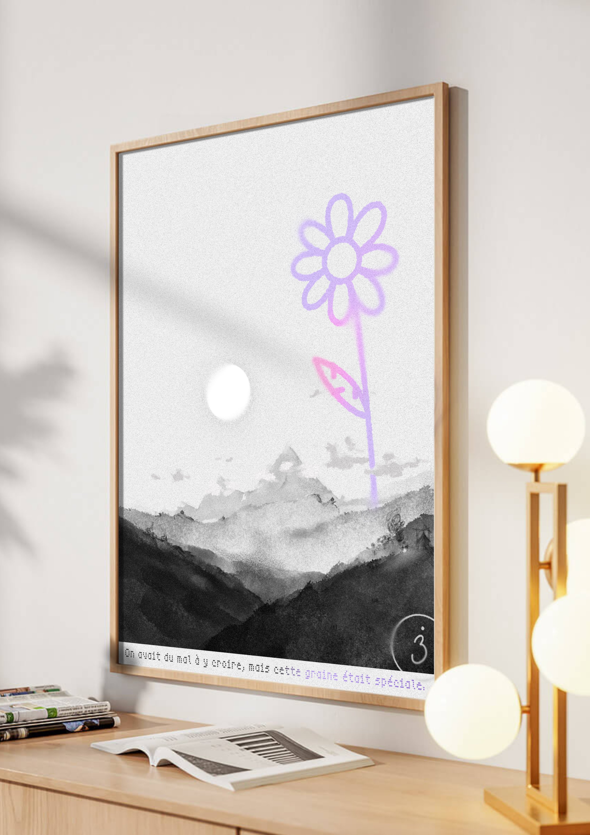 Un tableau noir affichant une illustration de montagne en noir et blanc avec un dessin de fleur violet dessiné au-dessus.