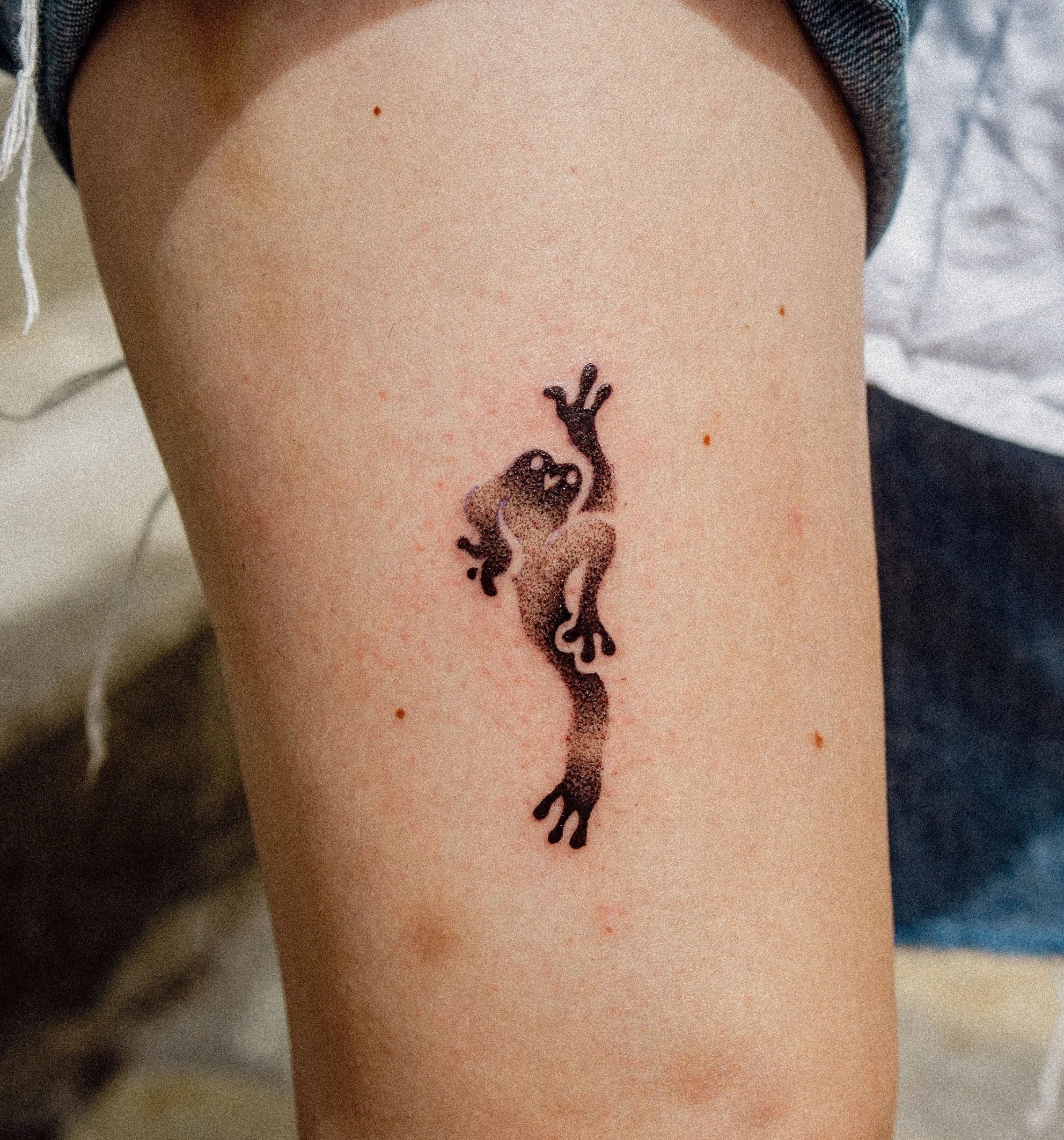 Tatouage d'une girafe noir sur la peau d'une personne