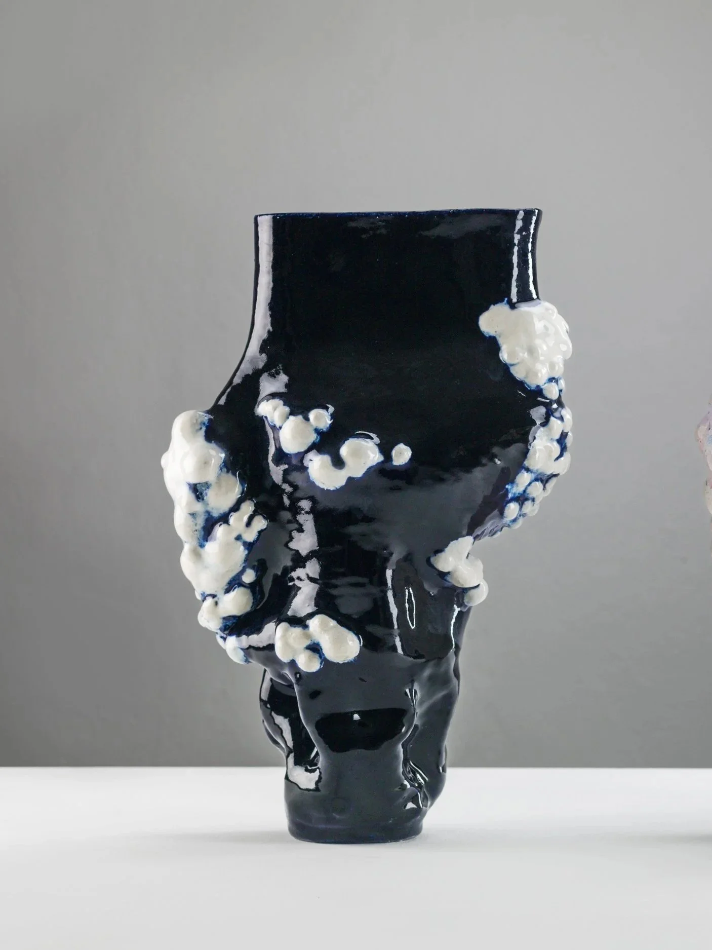 Duo (blue), 2023. White clay, engobe, glaze. 50x30x18cm (Photo: Alexander Burzik)
