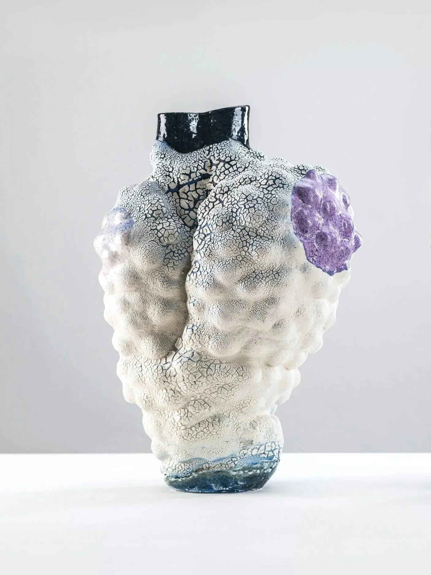 Duo (white), 2023. White clay, engobe, glaze. 50x30x32cm (Photo: Alexander Burzik)