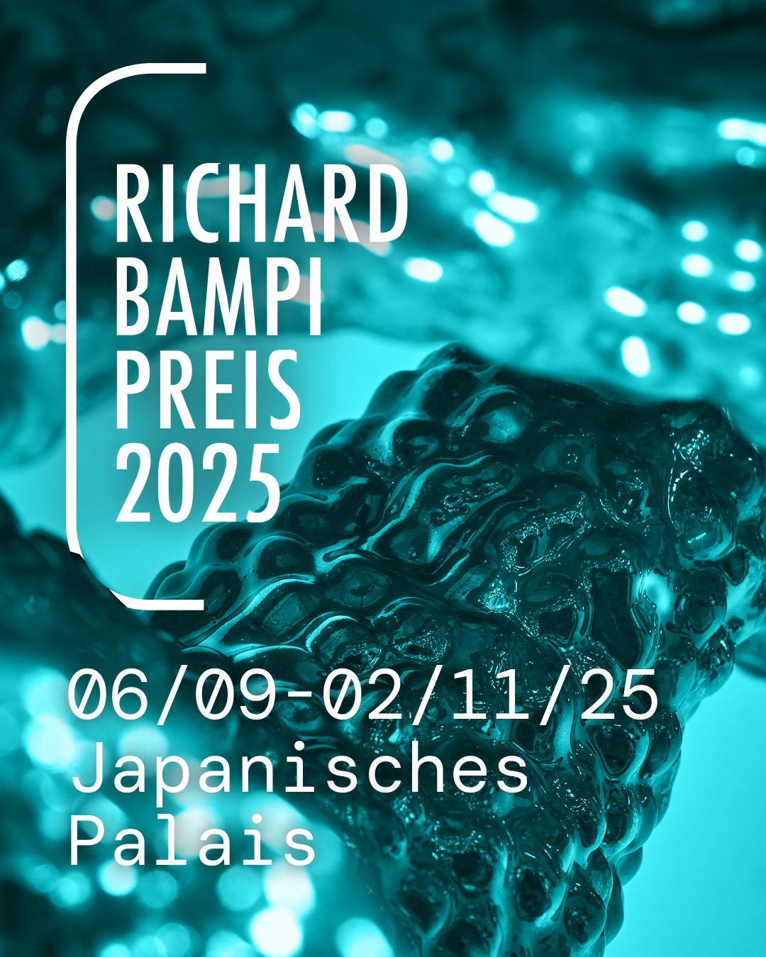 Nahaufnahme einer schwarzen Beere mit Wasserperlen, blaues Hintergrundlicht, Text über die Beere: Richard Bampi Preis 2025, 06/09-02/11/25, Japanisches Palais.