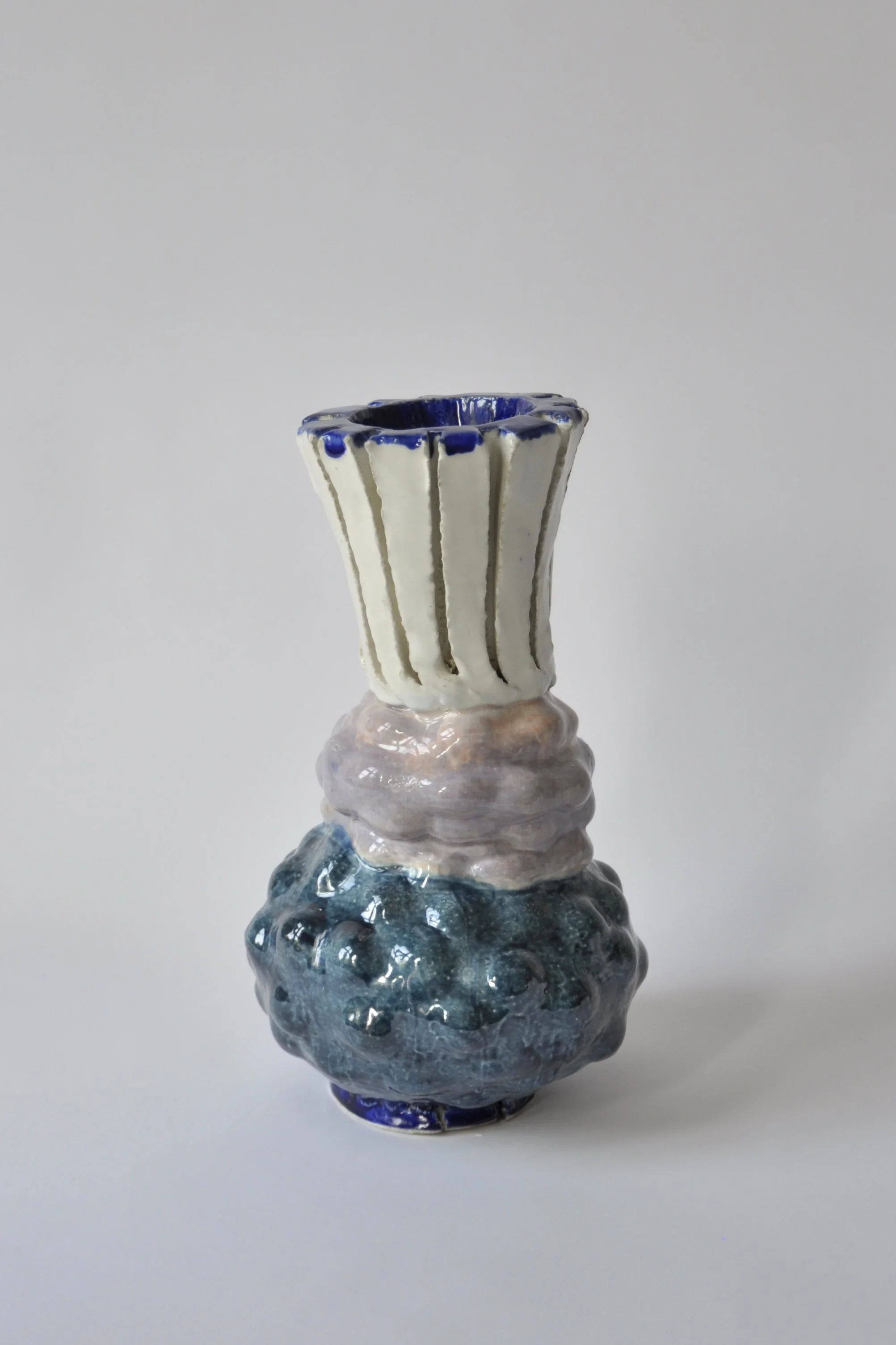 Bunter Keramikvase mit weißen, blauen und transparenten Glasurmustern
