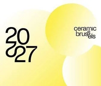 Das Bild zeigt das Logo für die Ceramic Brussels Art Fair, mit der Jahreszahl 2027, in Gelb- und Weißtönen.