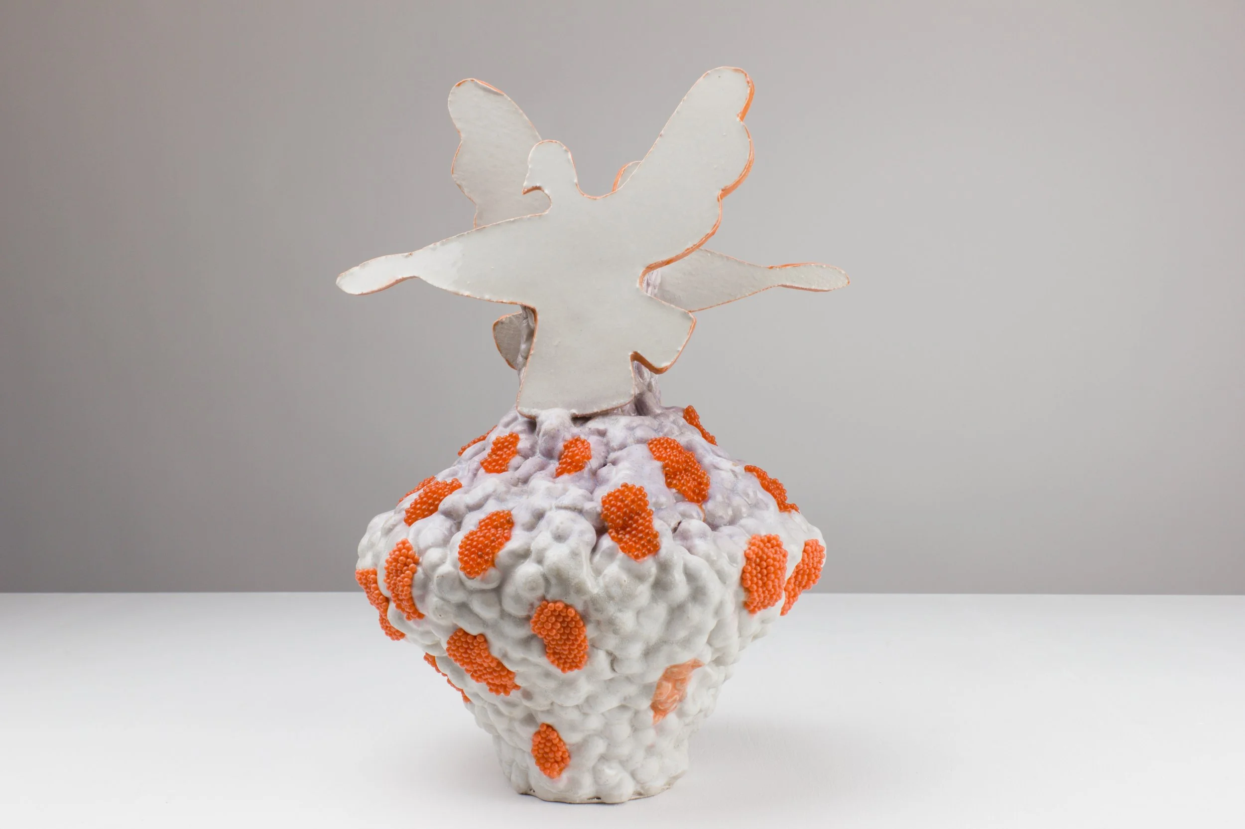 pace delicioso, 2025. White clay, engobe, glaze, glass beads, epoxi. 46x30x27cm
