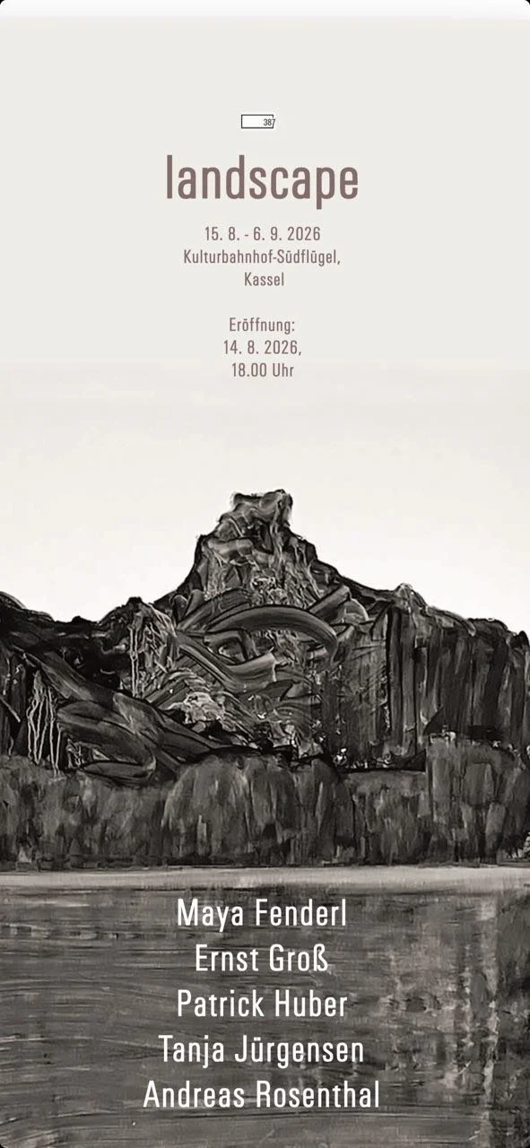 Ein Plakat für eine Kunstausstellung mit dem Titel 'landscape', die vom 15. August bis 6. September 2026 im KulturBahnhof Südflügel in Kassel stattfindet. Das Eröffnungsdatum ist der 14. August 2026 um 18:00 Uhr. Das Plakat zeigt eine schwarze und weiße Gemälde-Darstellung eines Bergs am Fluss mit den Namen der teilnehmenden Künstler: Maya Fenderl, Ernst Groß, Patrick Huber, Tanja Jürgensen, Andreas Rosenthal.