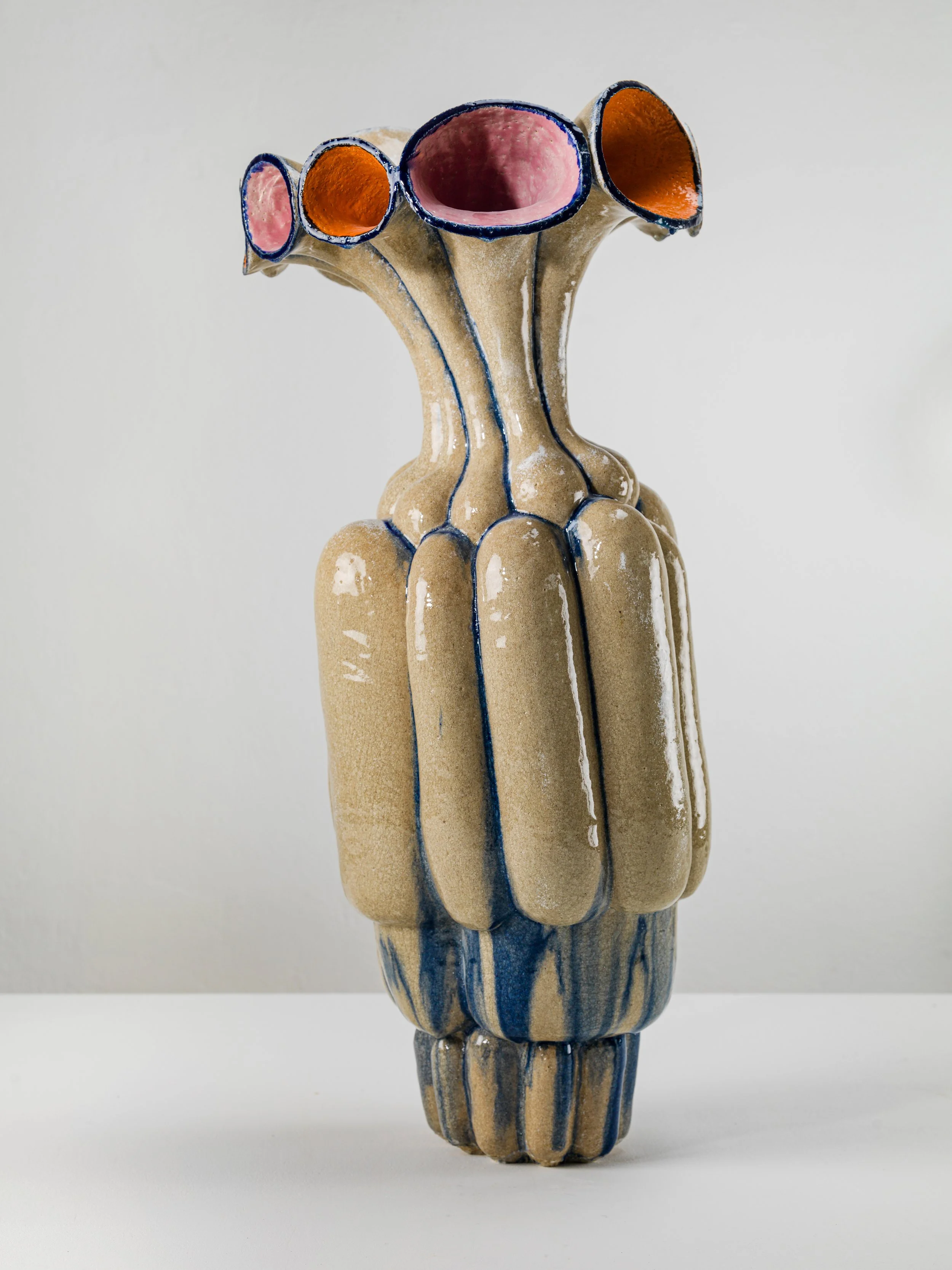 Tröte, 2022. White clay, engobe, glaze. 1000x30x40cm (Photo: Alexander Burzik)