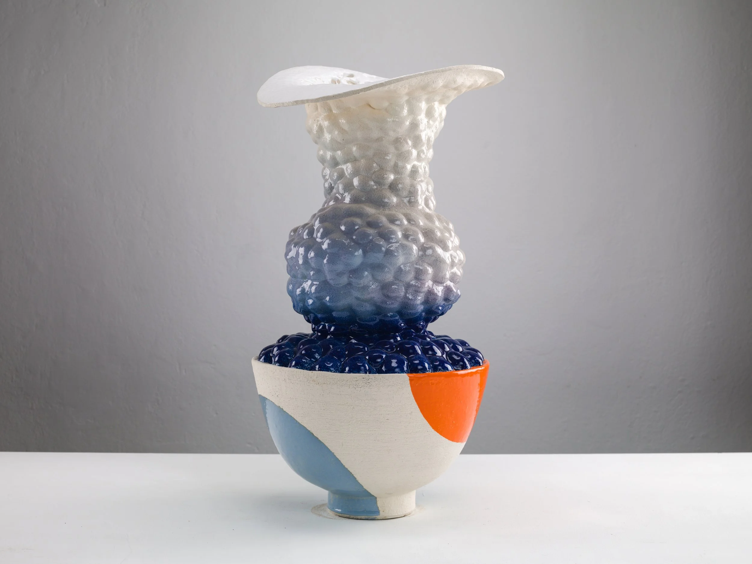 Heute mit Hut, 2022. White clay, engobe, glaze. 1000x45x45cm (Photo: Alexander Burzik)