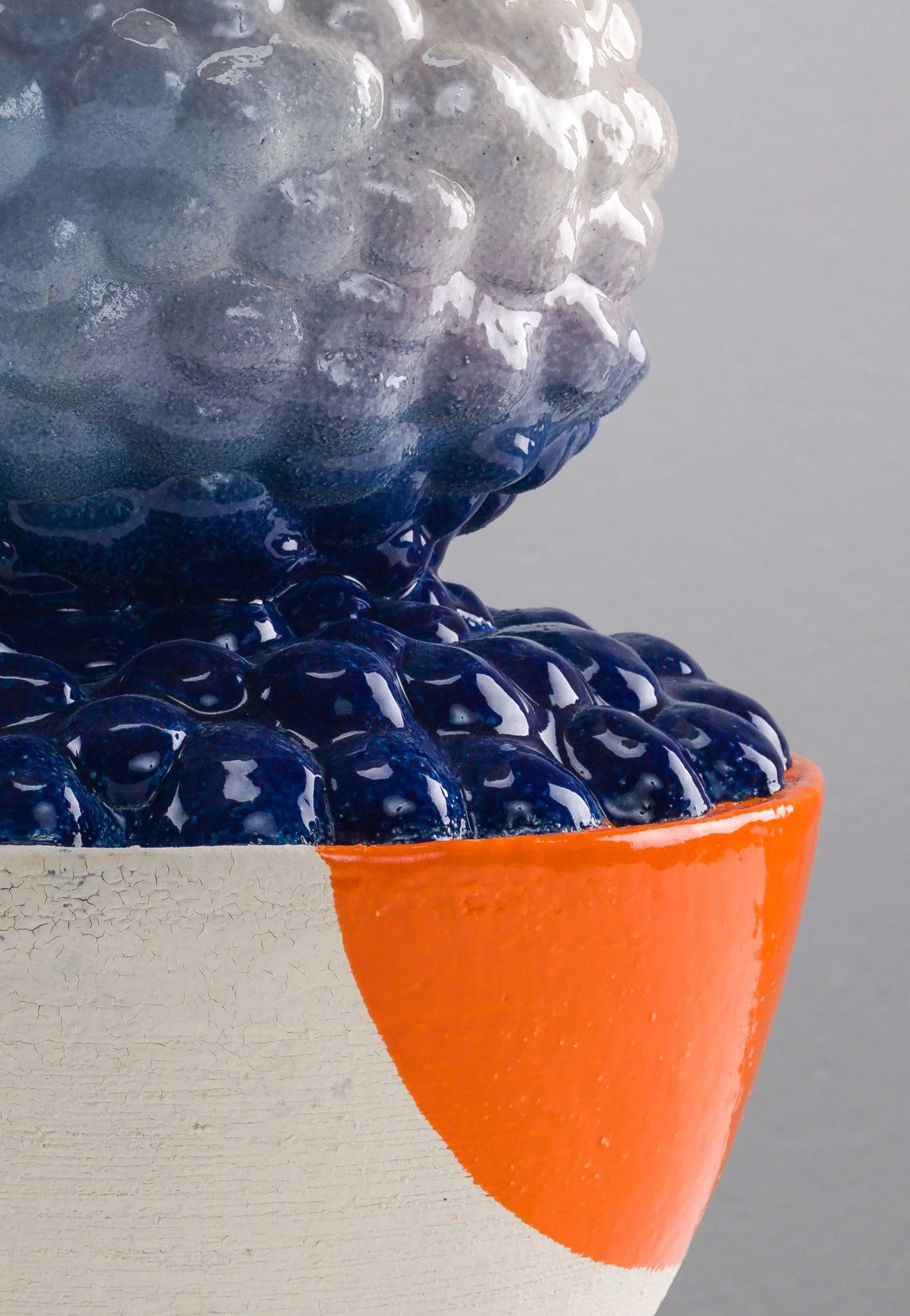 Blaubeeren in einer orangefarbenen Schüssel