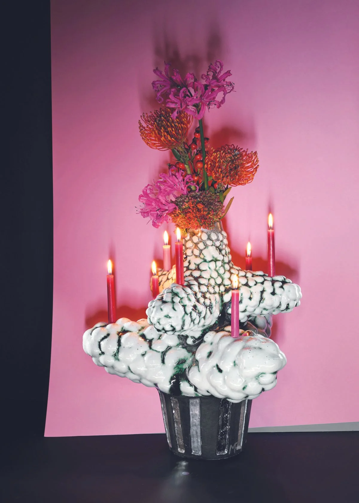 oh tannenbaum, 2024. White clay, engobe, glaze, platinum. 44x42x42cm (Photo: Rafael Kroetz)