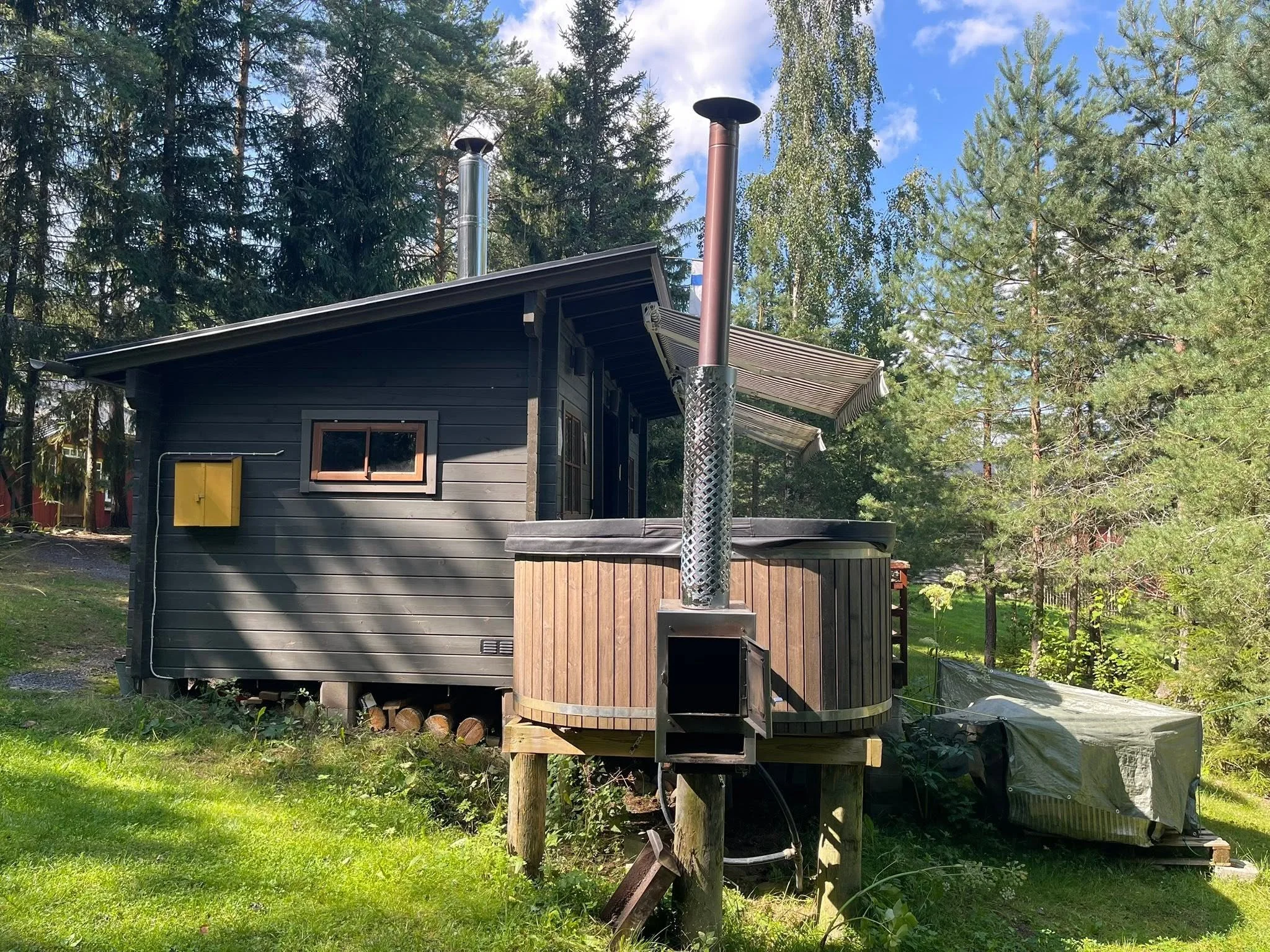 Saunamökin yhteydessä puilla lämpiävä palju. 