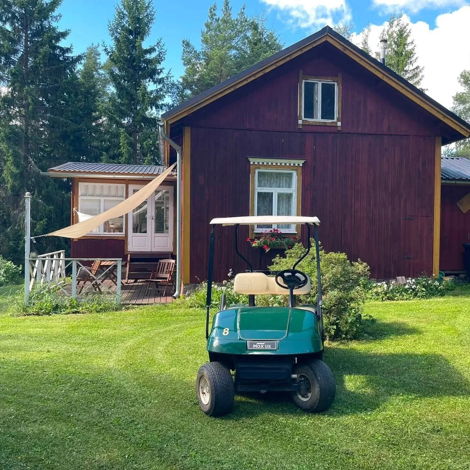 Villa kaunelan puolenhehtaarin tontilla on tilaa pelata pelejä ja harrastaa.