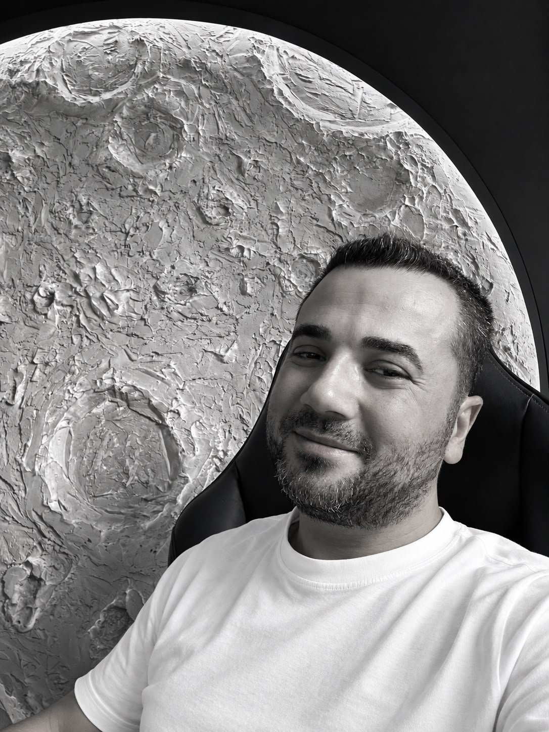 AY Design kurucu ortaklarından birinin siyah beyaz portre fotoğrafı