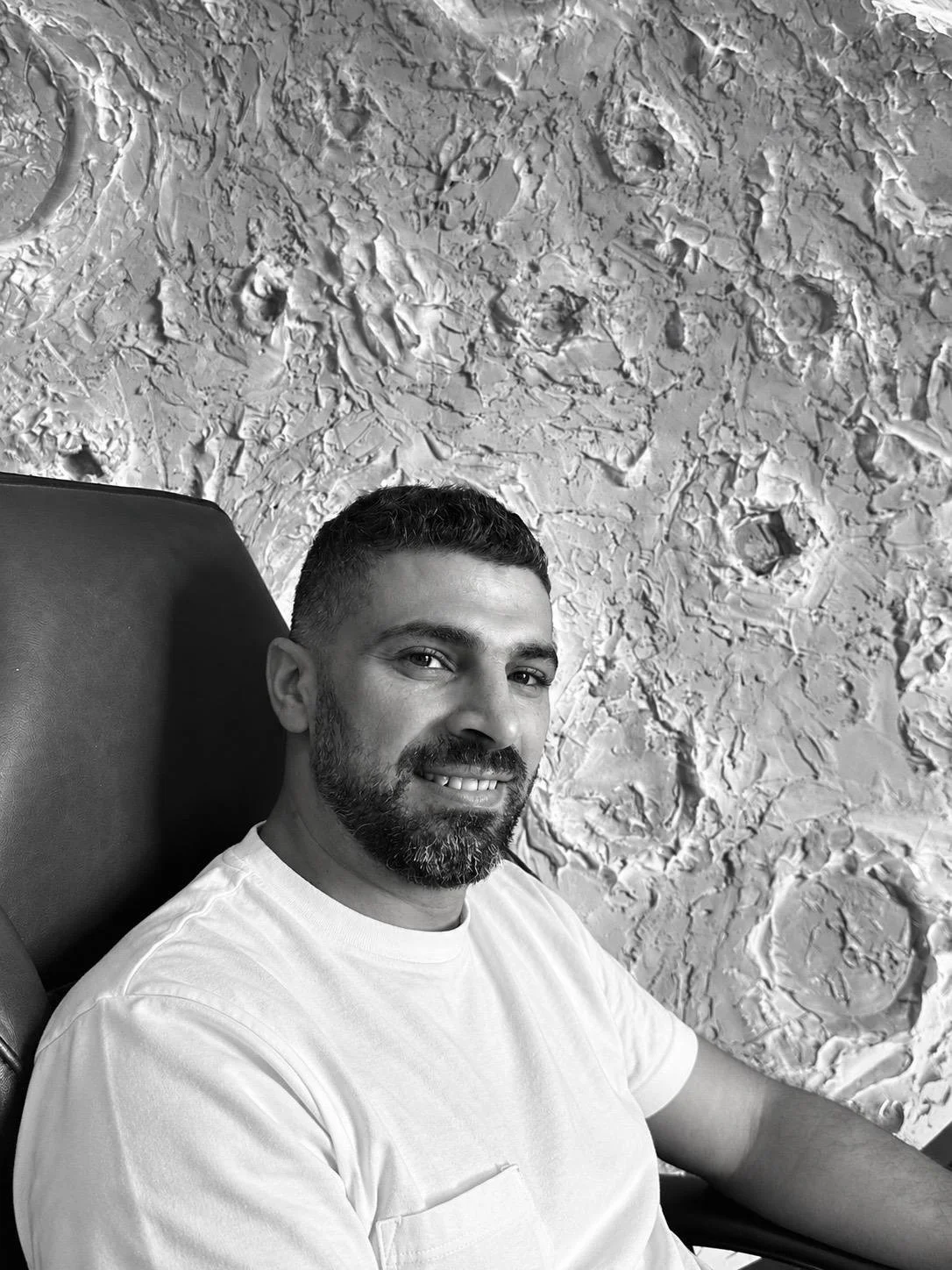 AY Design kurucu ortaklarından birinin siyah beyaz portre fotoğrafı