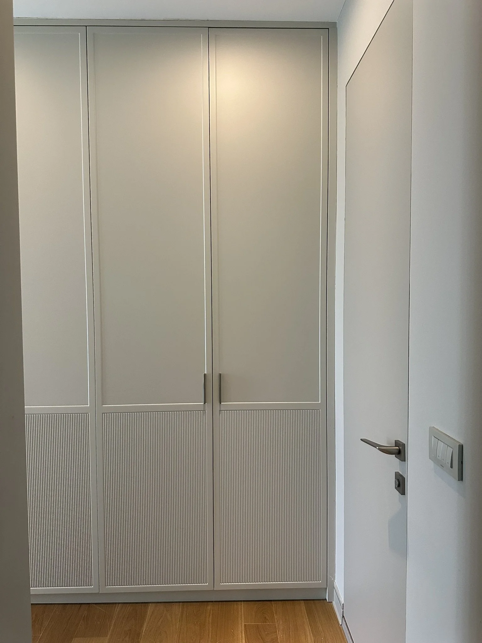 Cnc kapak desenli, özel üretim gömme dolap ve modern iç mekan uygulaması