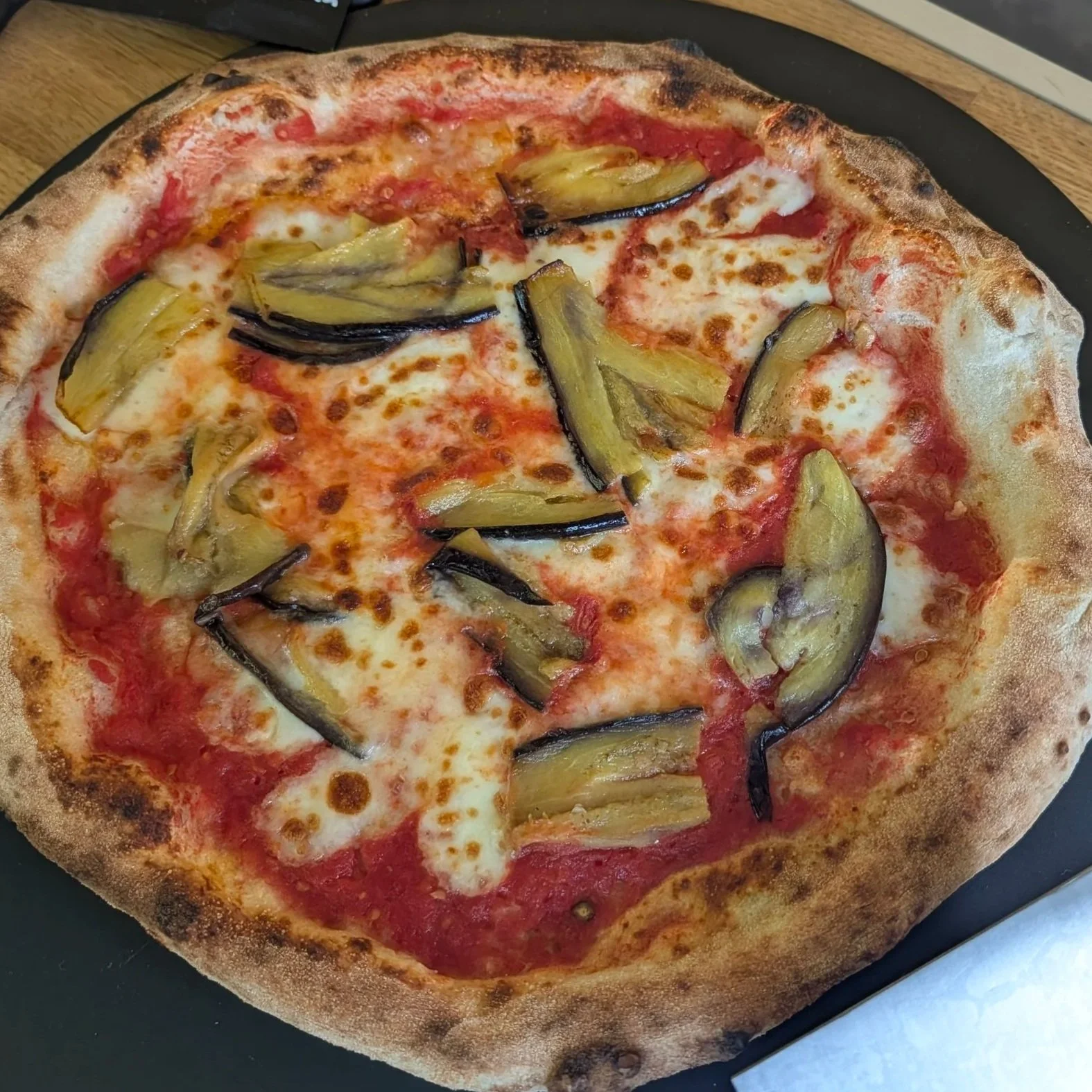 Pizza Parmigiana -  mit Tomatensoße, Käse und gegrillter Aubergine.
