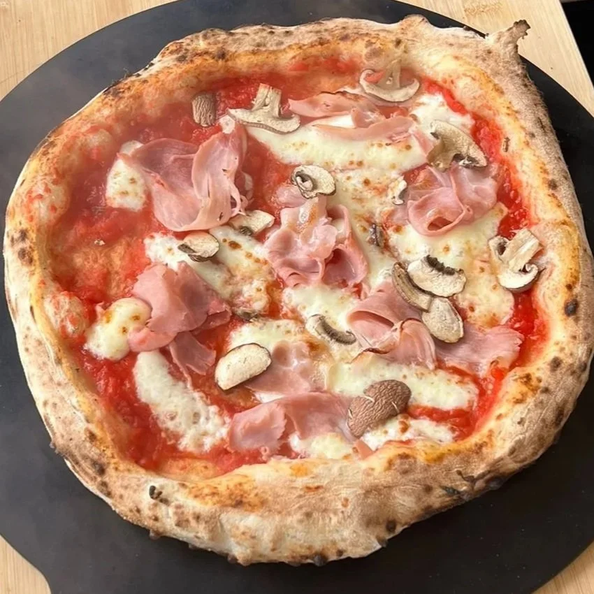 Pizza Capricciosa -  mit Tomatensauce, Mozzarella, Schinken, Artischocken und Pilzen