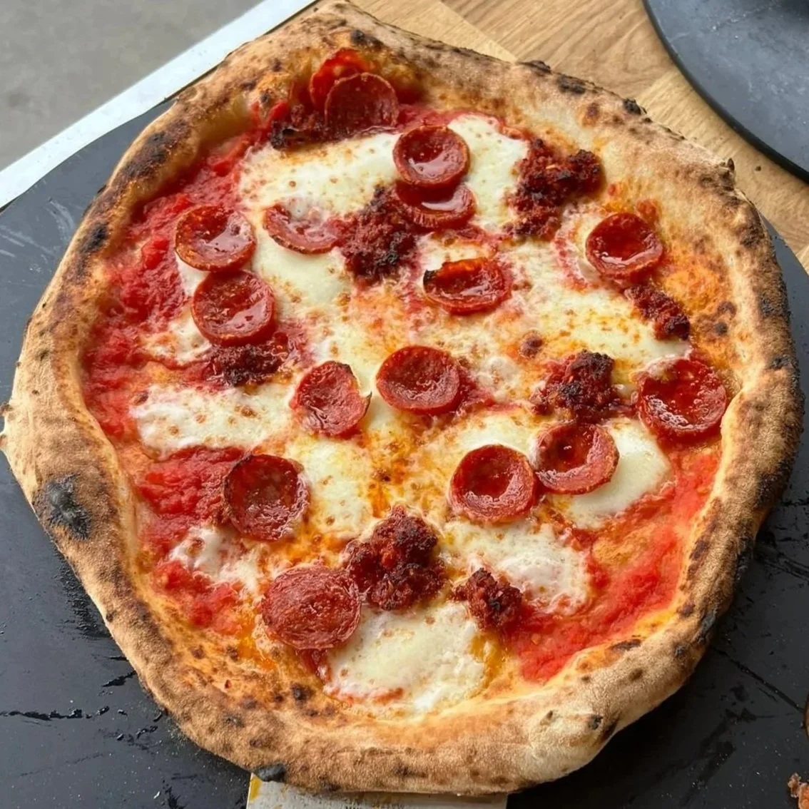 Pizza Diavola -  mit Tomatensoße, Käse, Salsiccia piccante und Nduja.