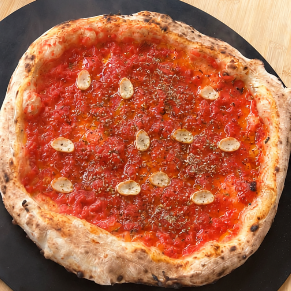 Pizza Marinara - mit Tomatensauce, Knoblauchscheiben und getrockneten Kräutern.