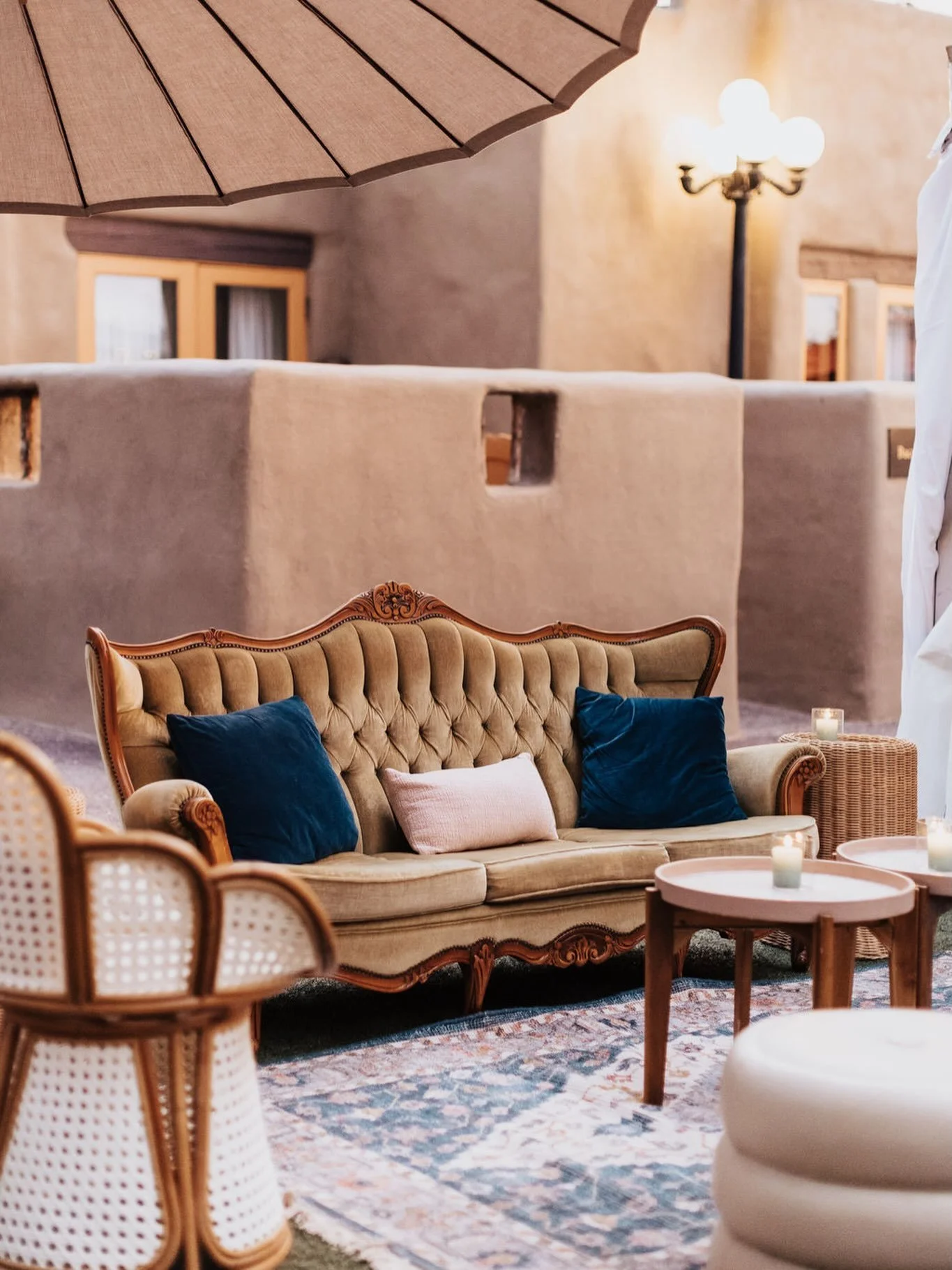 Summer is for lounging. ✨✨@alicialuciaphotos @justlovelyweddings @laposadasf