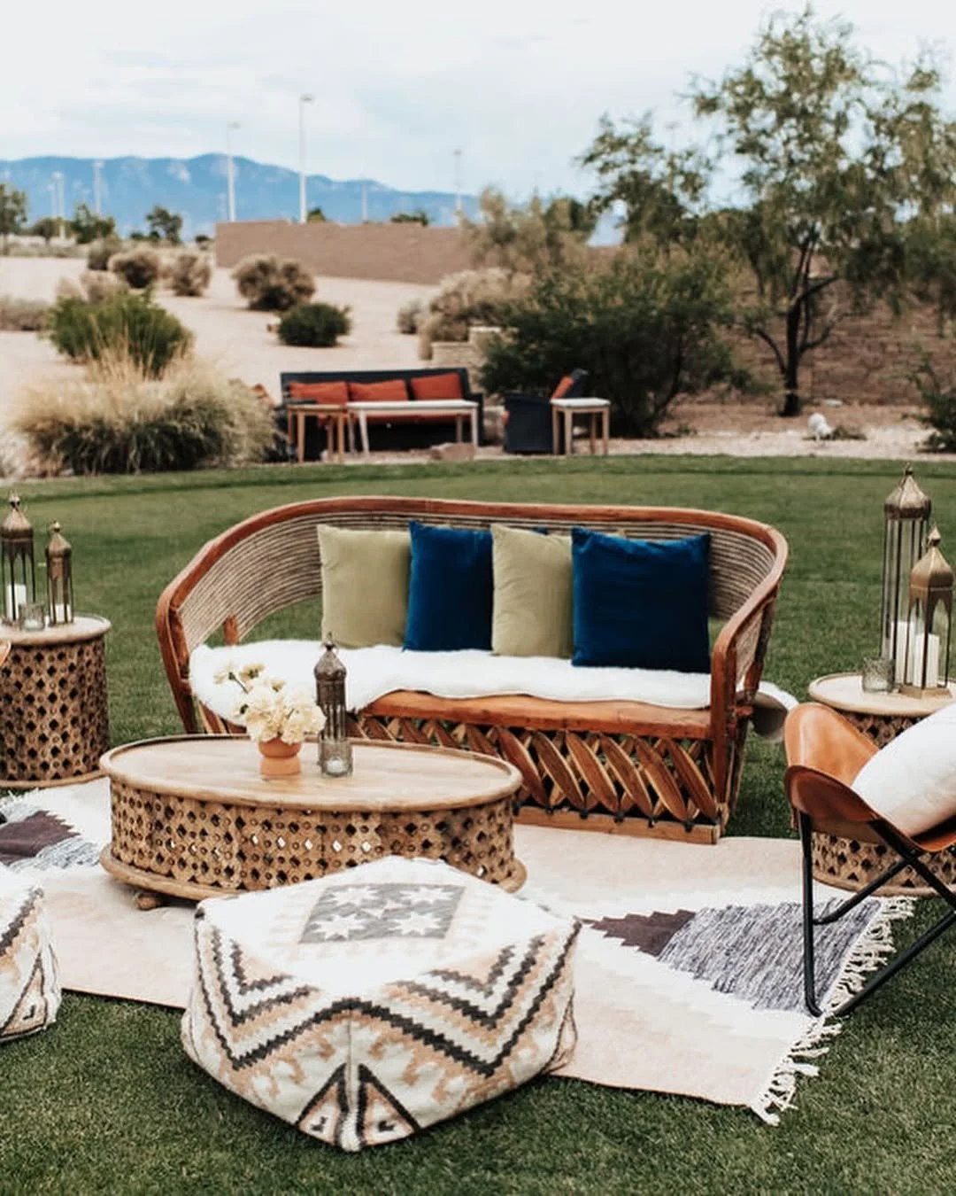 Creating cozy lounge moments for our couples will always be our favorite! 🫶🏻✨ @alicialuciaphot.jpg
