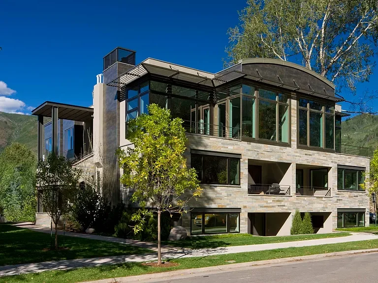 Left side exterior photo of Coch Park Condos building built by John Olson, owner of Form 44 Construction, in Aspen, Colorado.