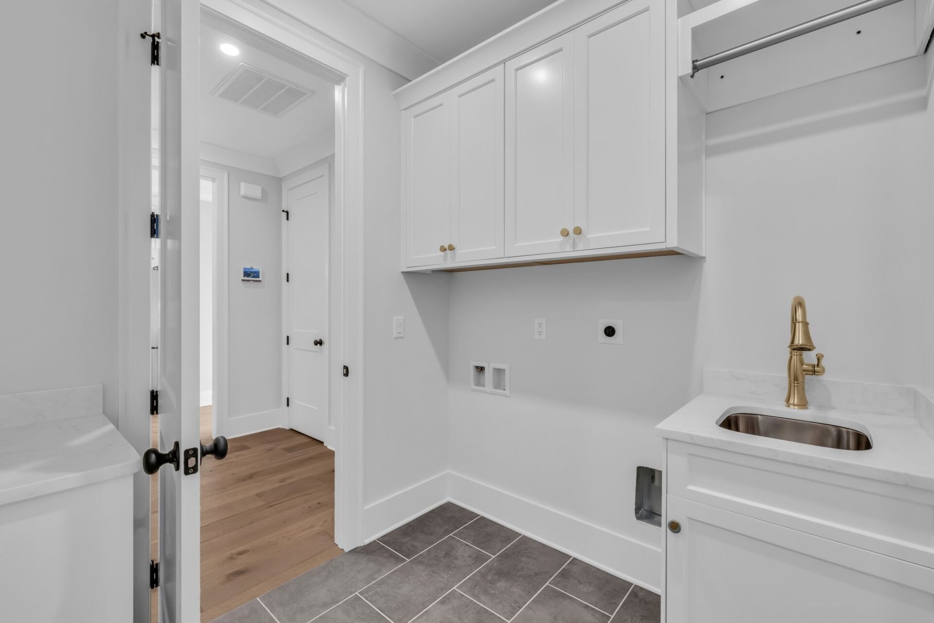26-web-or-mls-10930-london-tower-pl.jpg