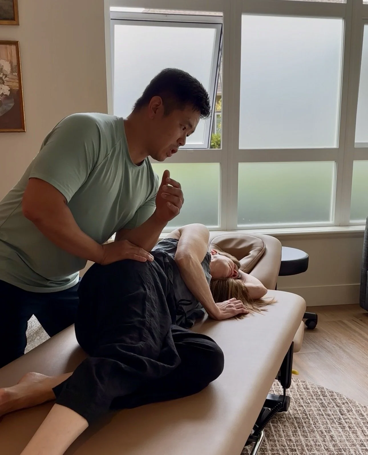chiropractic adjustment at nayeli health