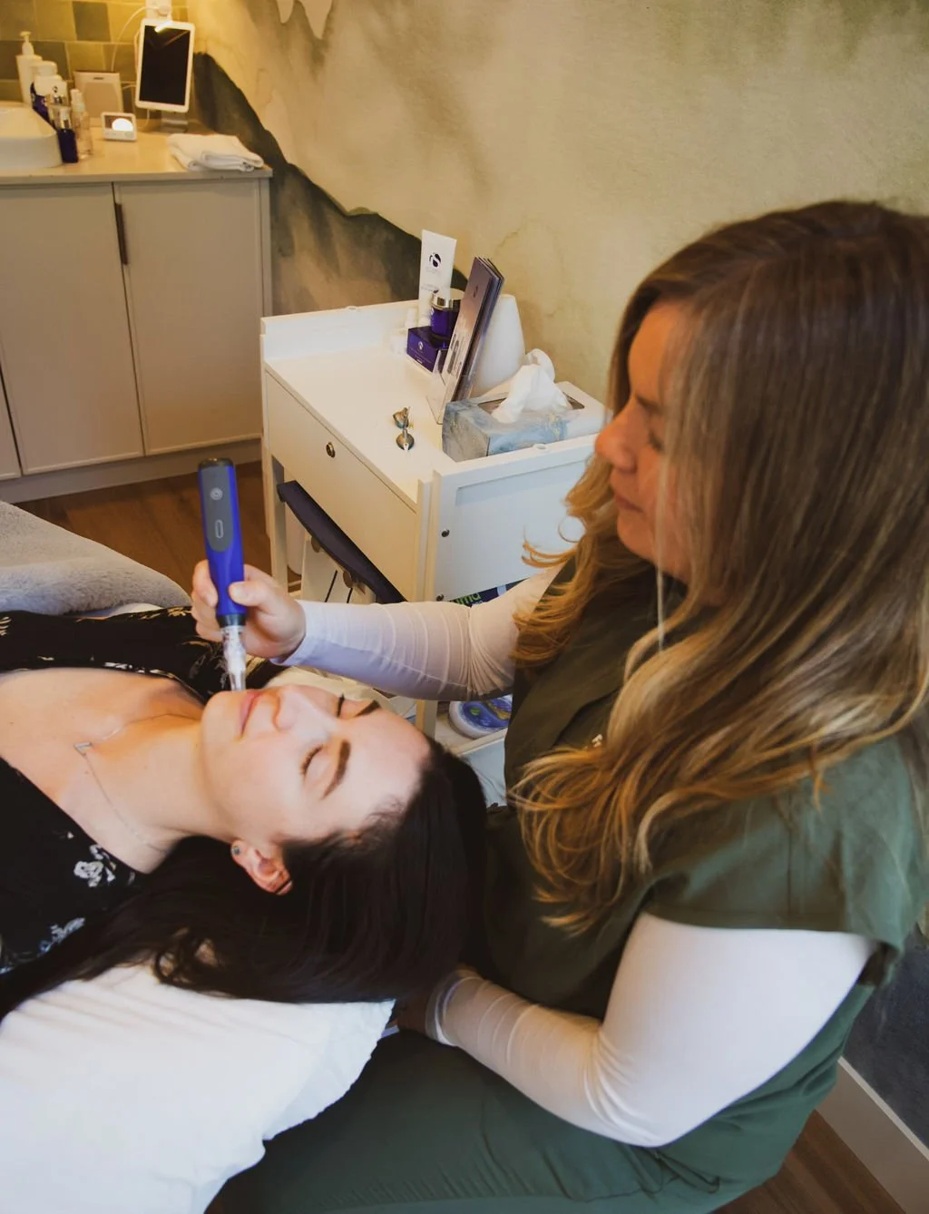 Dionne Averill using a laser on a client's face
